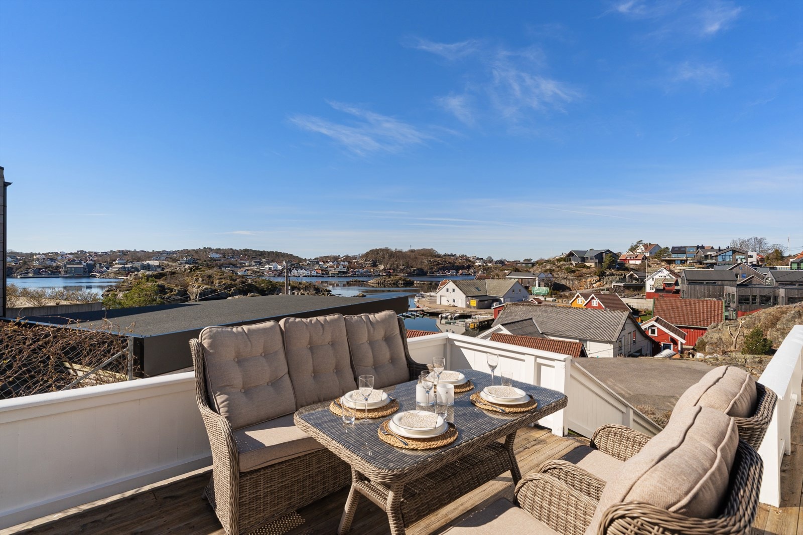 Tenk å invitere venner og familie på en middag her - nydelig utsikt! Galleribilde