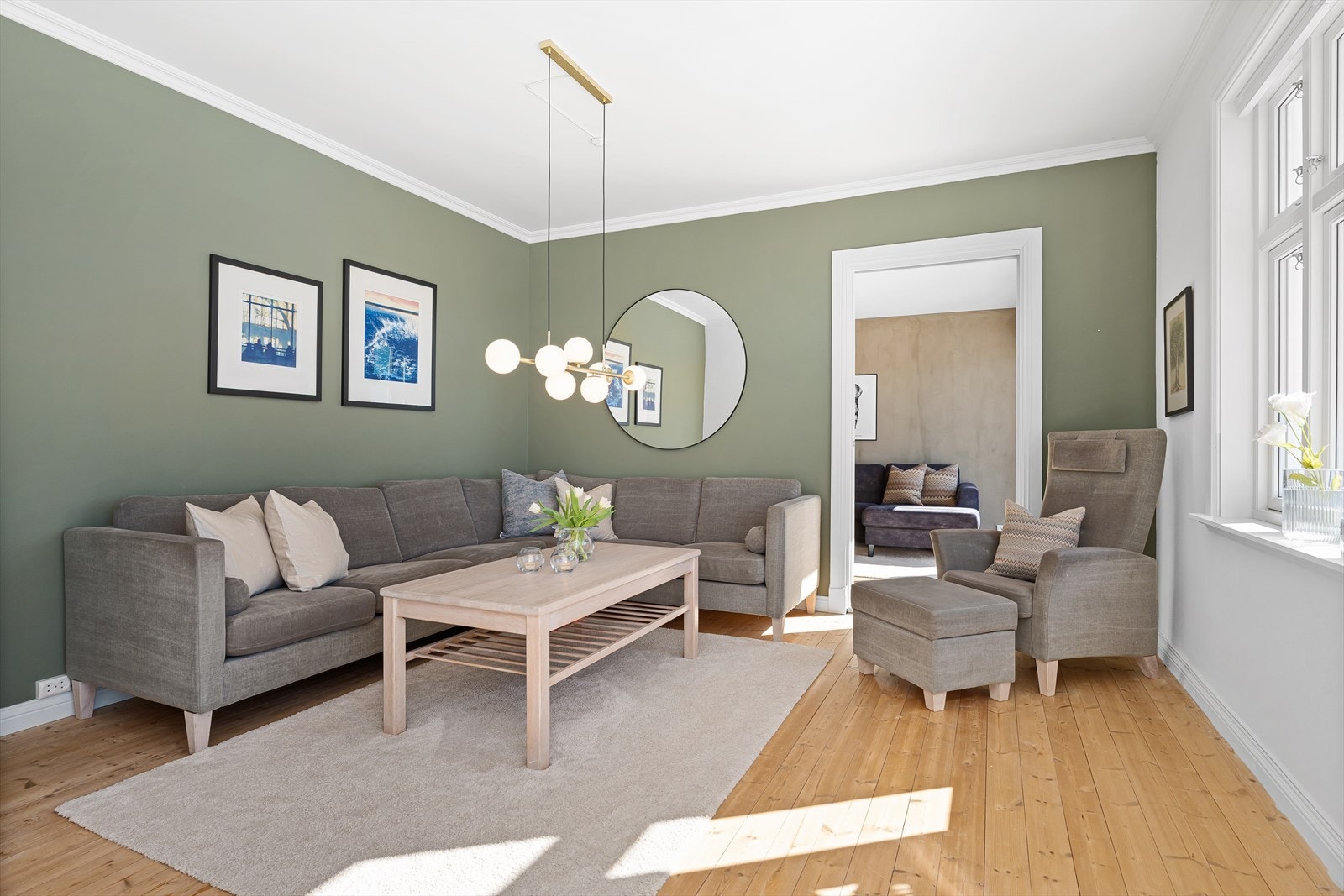 Du har også plass til både en og to sofagrupper videre inn i stuen. Rommet her ble malt i 2020, og ellers er de originale tregulvene beholdt. Galleribilde