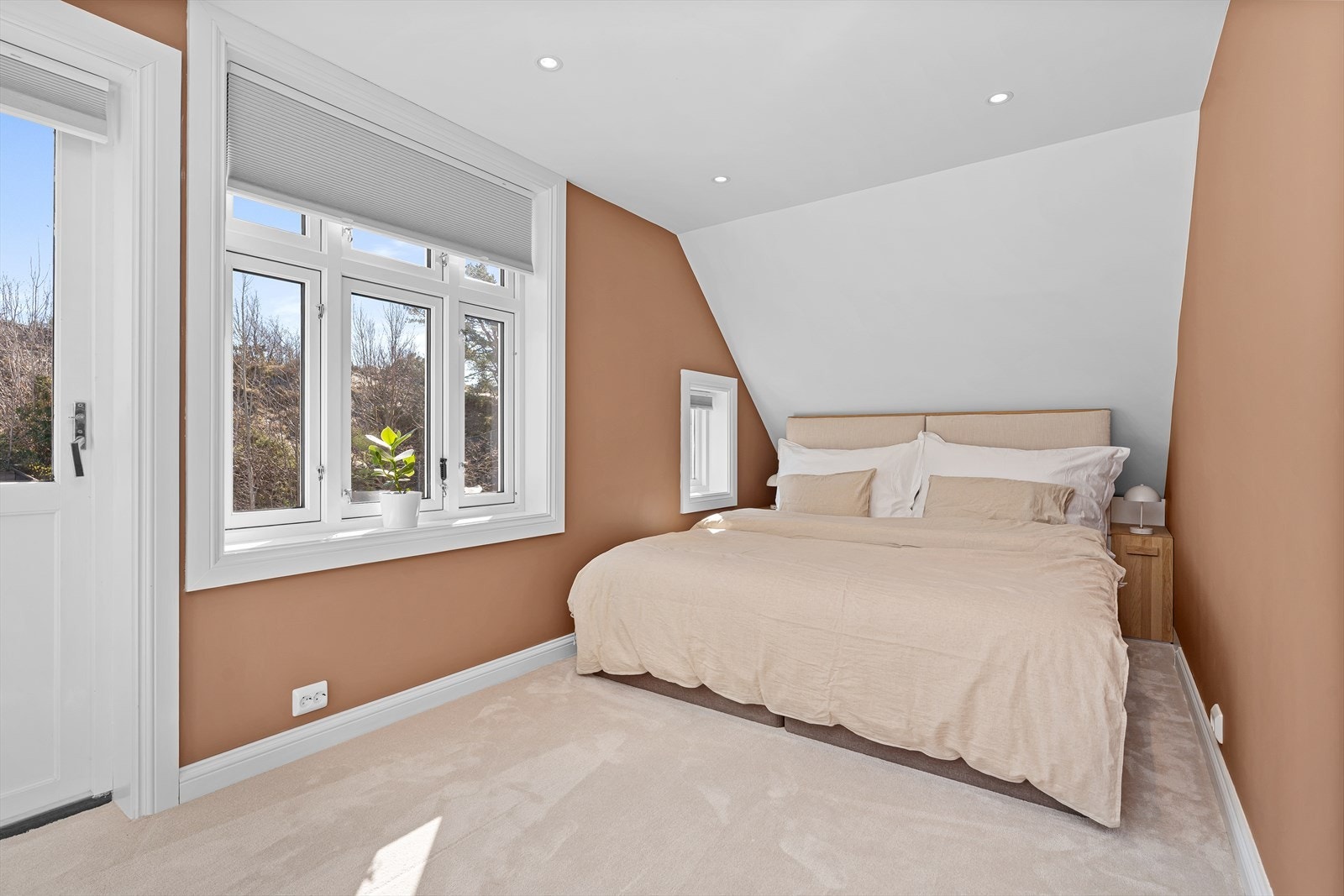 I boligens 2.etg. finner du 3 soverom, mellomgang, samt bad. Hovedsoverommet er nylig pusset opp, hvor det er lagt gips på vegger og i himling, samt et nytt delikat og mykt teppe på gulv. Spesiallagd garderobeskap som gir godt med oppbevaringsplass! Galleribilde