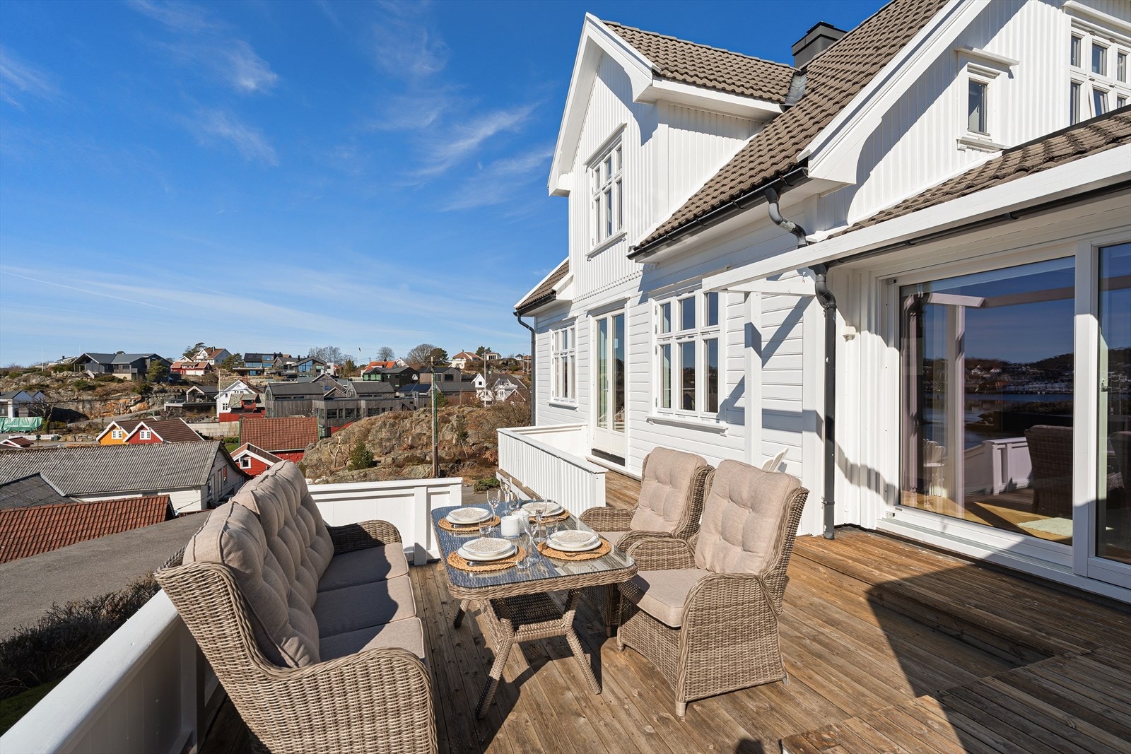 På fremsiden er det også en flott uteplass med svært gode solforhold, hvor du har ettermiddags og kveldssolen. Tilkomst via stuen og den ekstra stuen innenfor. Galleribilde