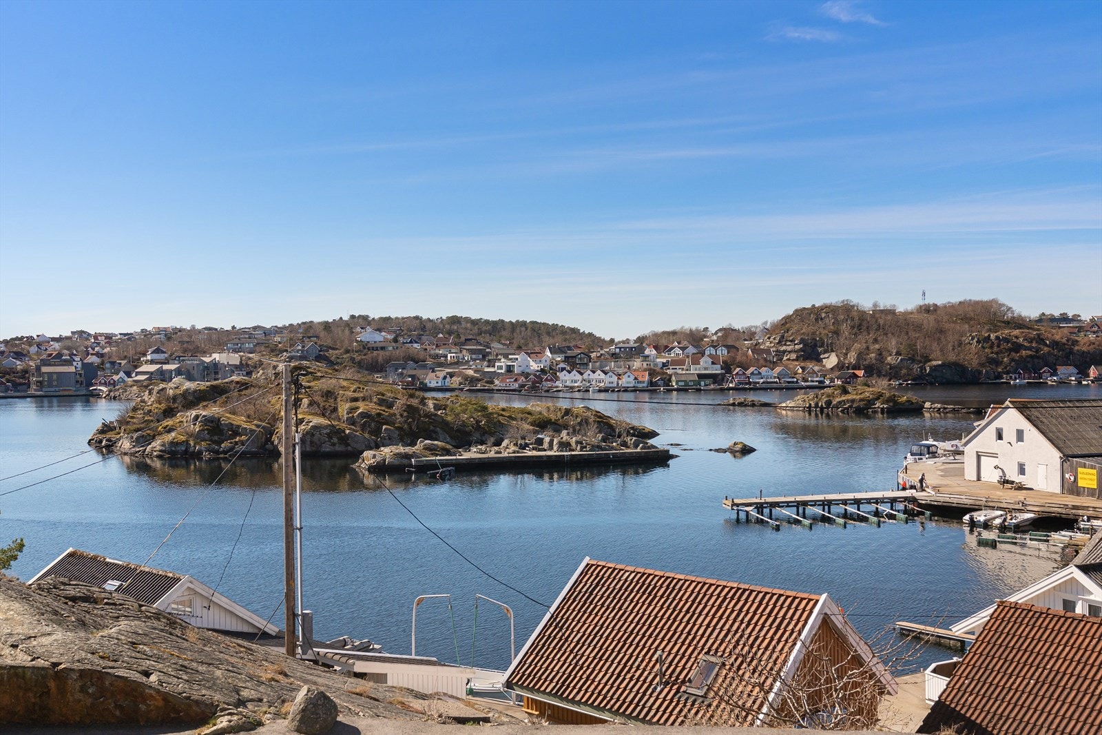 Utsikten er fantastisk! Fra eiendommen ser du over Mæbøsfjorden mot Vragesløyfen med Greivåsen og Høyfjellet i bakgrunnen. Galleribilde