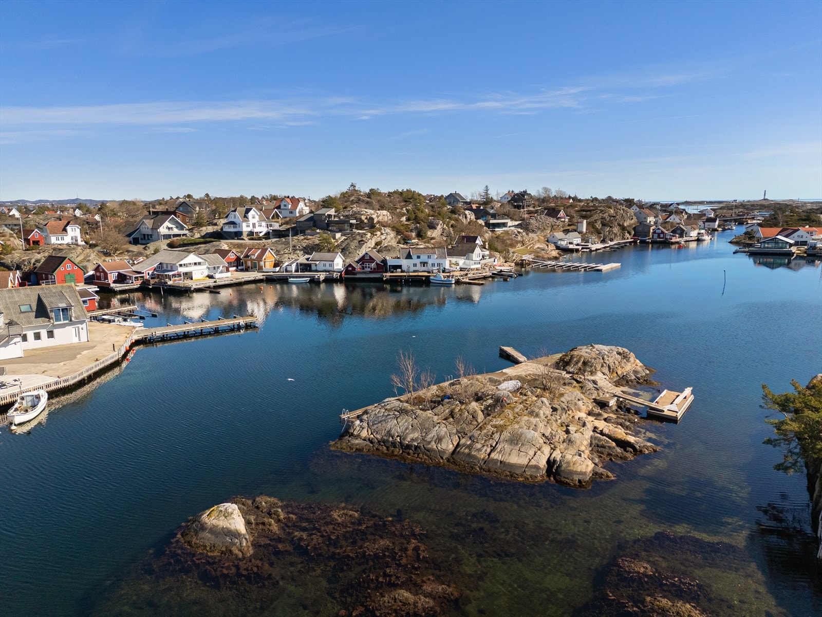 Flekkerøy er ei øy like utenfor Kristiansand som er et yndet sted å bo, men også å feriere på. Her bor du like ved sjøen og kan følge med på båtene som putrer forbi om sommeren. Galleribilde