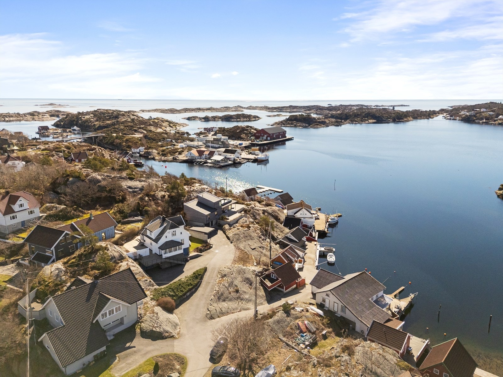 Aktuell eiendom ligger i en rolig og barnevennlig blindvei. Fra boligen har du gang- og sykkelavstand til barnehager, skole, dagligvarebutikk, samt kollektivtransport. Du finner også nærmeste badeplass med sandstrand i Brattestø som nylig ble etablert. Galleribilde