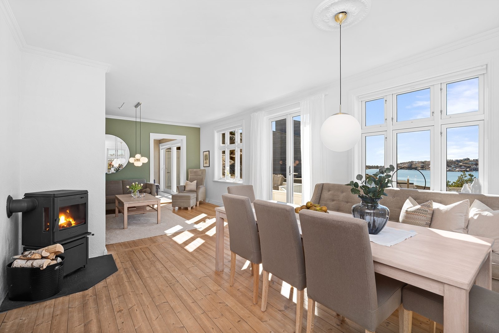 Legg merke til det naturlige dagslyset som skinner gjennom de mange vindusflatene! Galleribilde