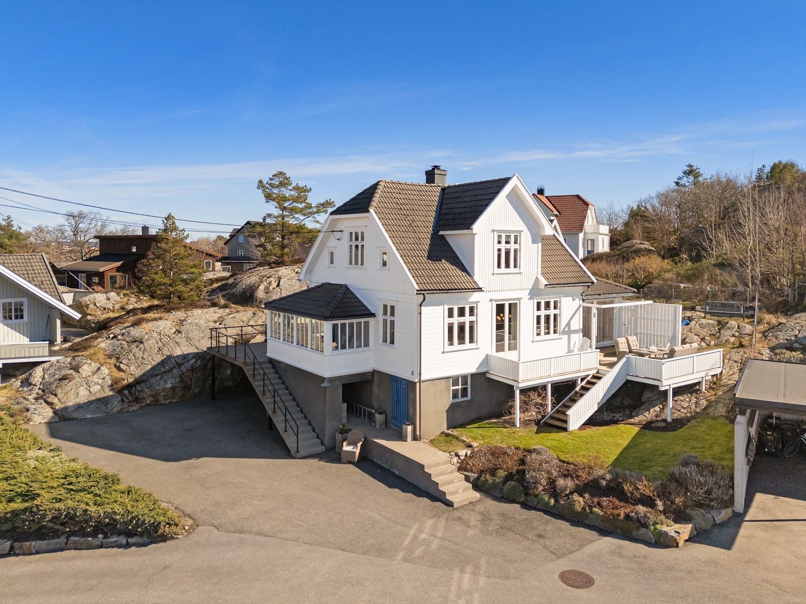 Rundt eneboligen finner du flere flotte uteplasser og steder å være i le for vind og for å kunne nyte sola! Her har du virkelig de beste solforhold. Fasaden ble sist malt i 2021, forøvrig er det utført jevnlig vedlikeholdt. Galleribilde