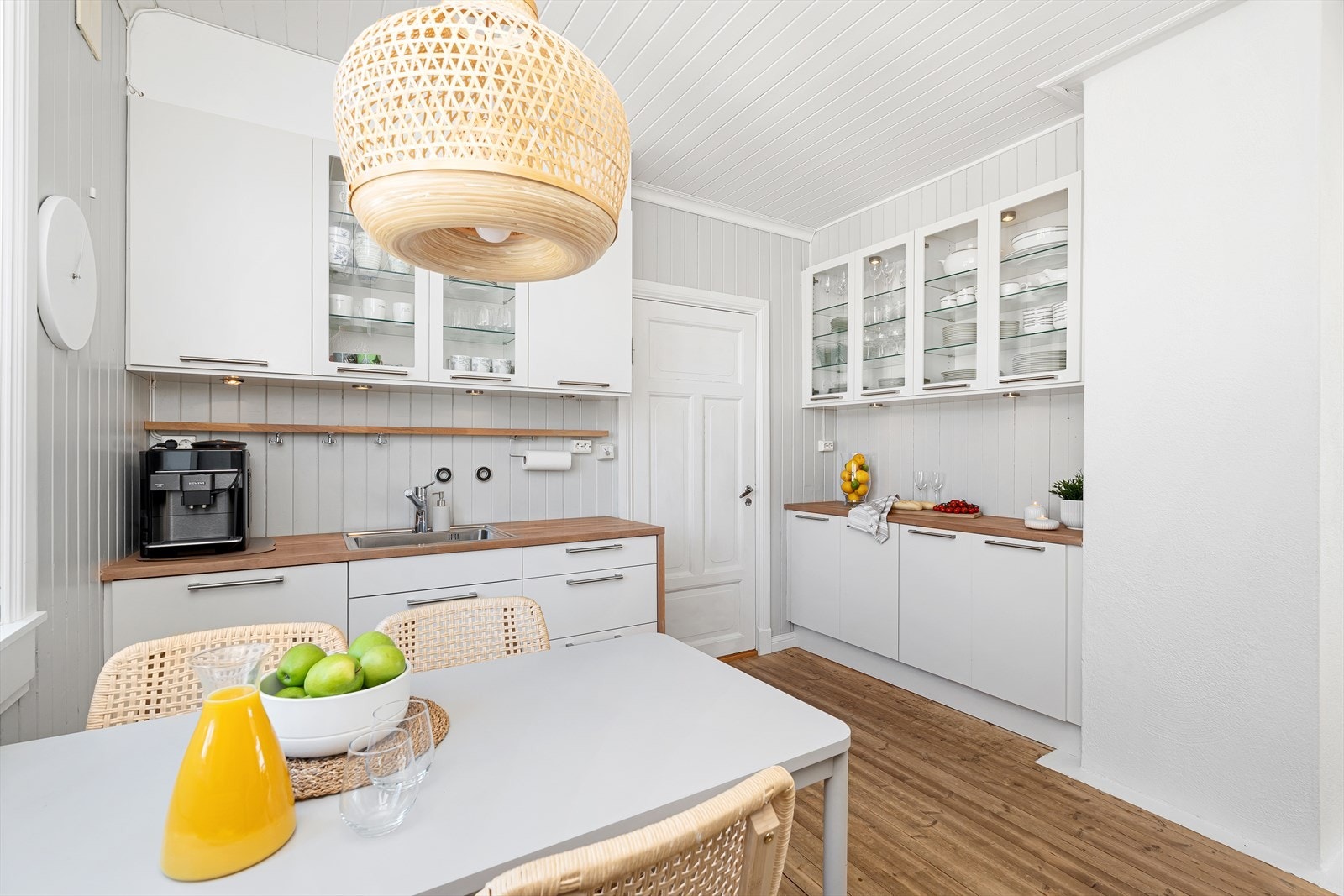 I denne etasjen er de originale tregulvene beholdt, de oser av sjarm! Kjøkkenet ble pusset opp i 2013 med ny kjøkkeninnredning fra kvalitetsleverandøren HTH Kjøkken. Galleribilde