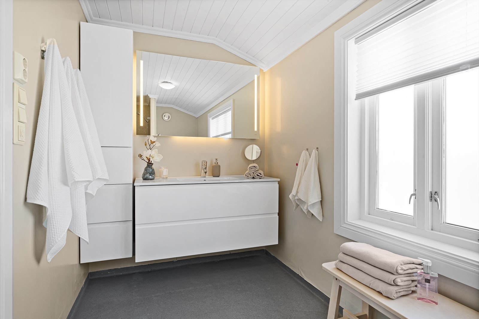 Badet inneholder det du behøver som en større baderomsinnredning/skap med vask og speil over, nyere toalett, samt en dusjnisje. Galleribilde