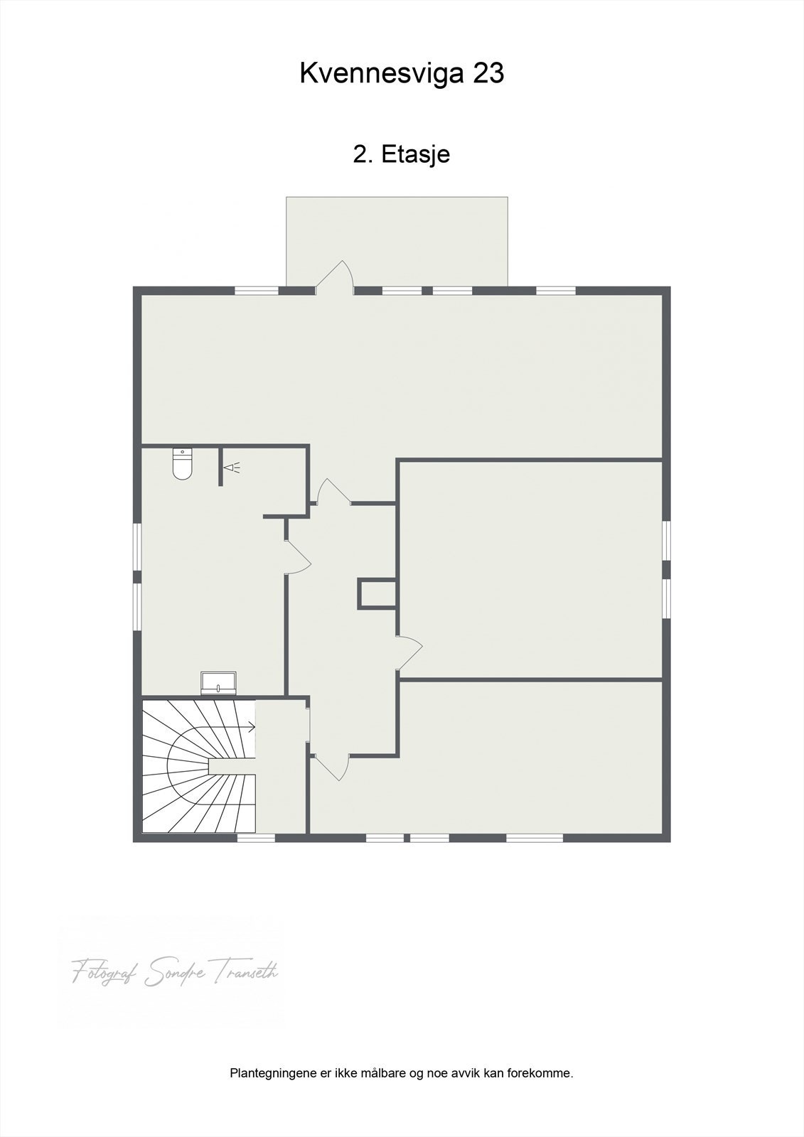 Planløsning 2.etg.: mellomgang, 3 stk. soverom hvorav tilkomst til balkong fra hovedsoverom, samt bad. Galleribilde