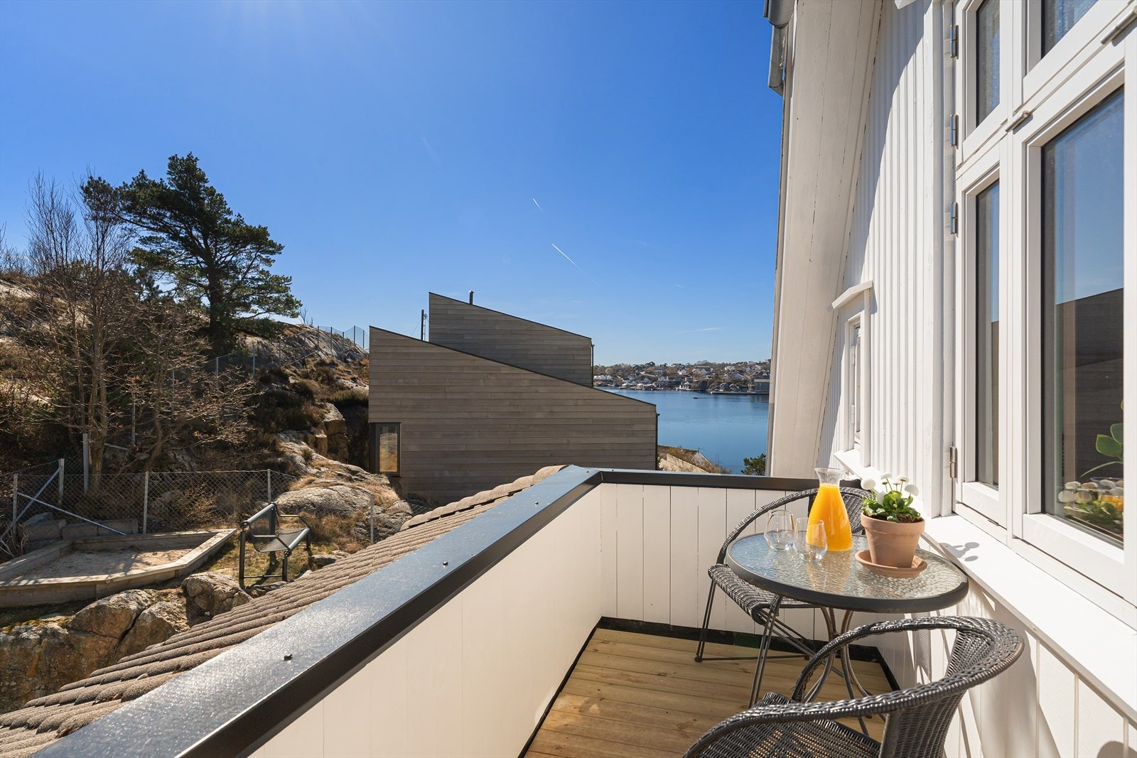 Fra hovedsoverommet har du tilkomst til en solrik balkong med nytt terrassedekke. Flott utsikt også herfra! Galleribilde