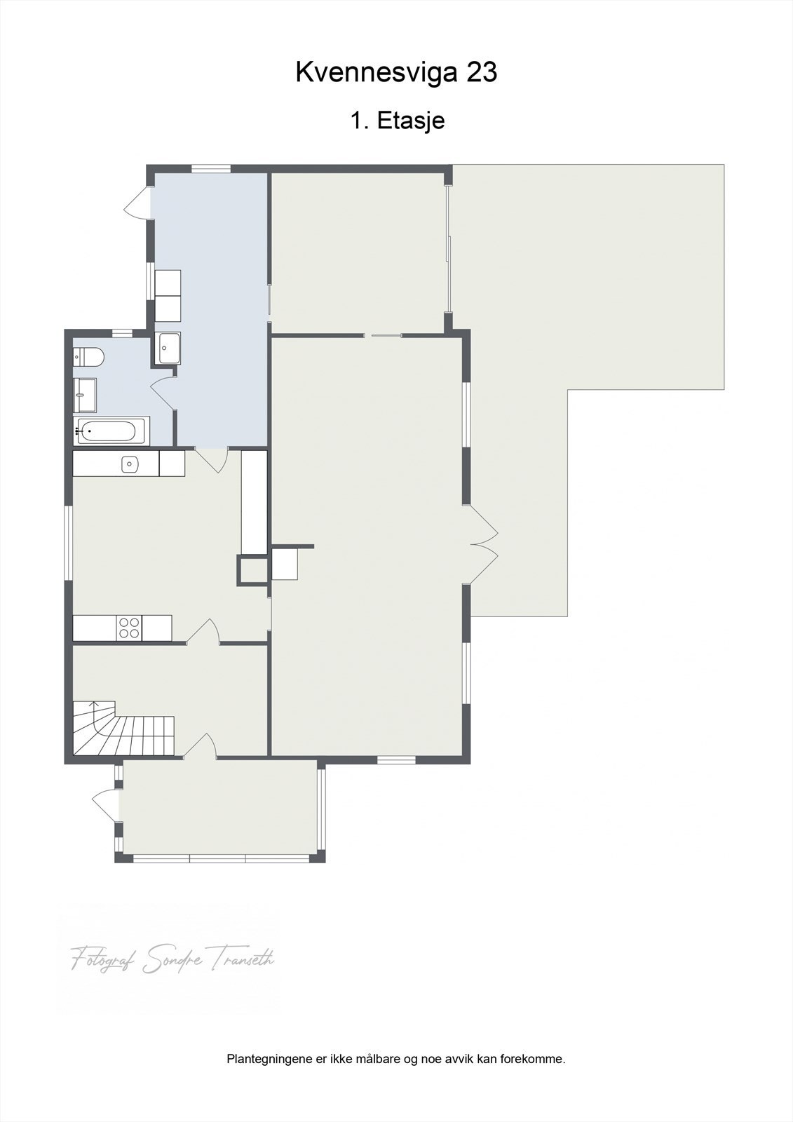 Planløsning 1.etg.: vindfang, mellomgang/trapperom, kjøkken, stue/spisestue, ekstra stue, vaskerom/grovinngang, samt bad. Galleribilde