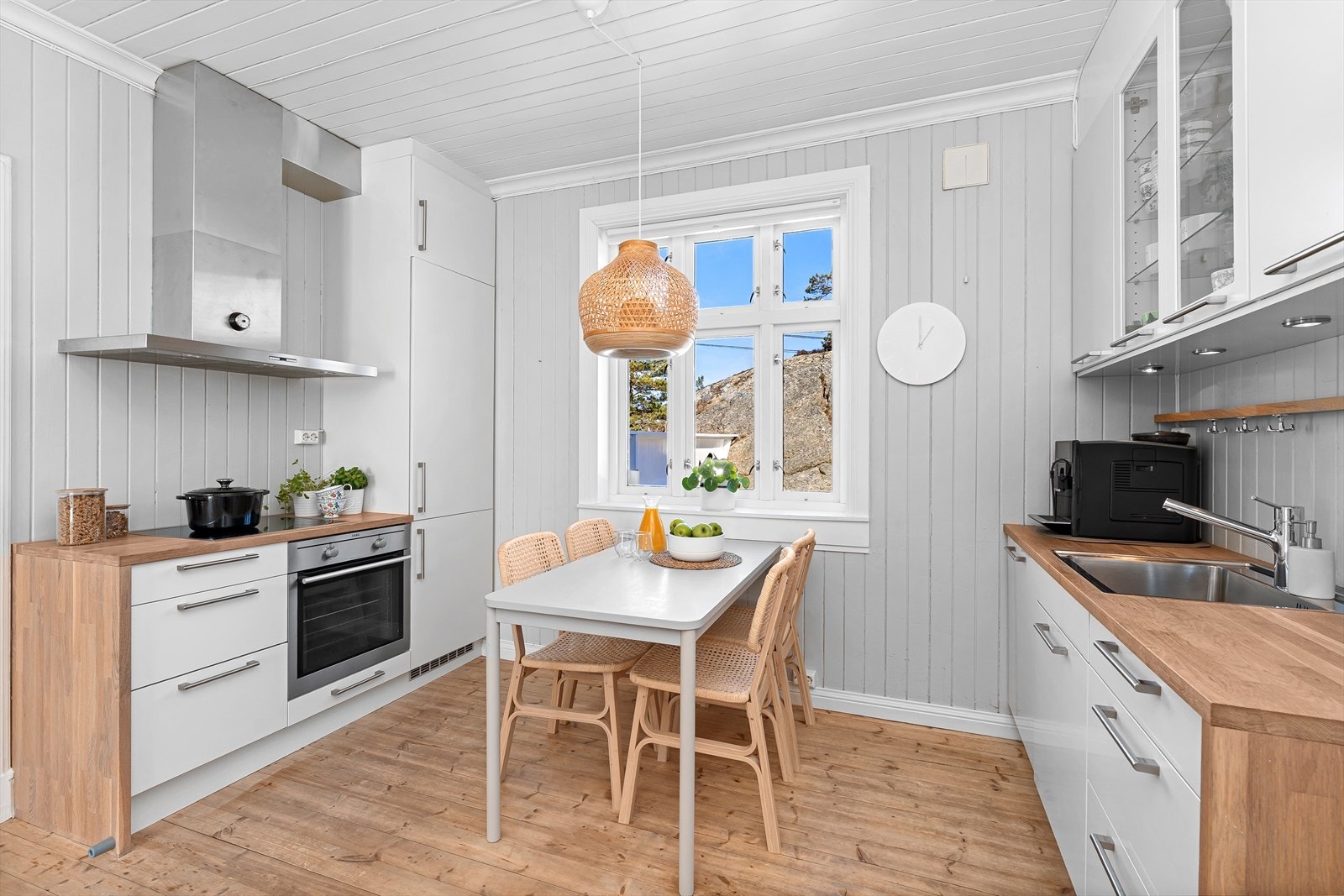 Kjøkkeninnredningen inneholder alt du behøver som integrert kjøleskap med frysedel, stekeovn, platetopp, samt oppvaskmaskin. Det er også plass til en hyggelig sittegruppe her på kjøkkenet. Galleribilde