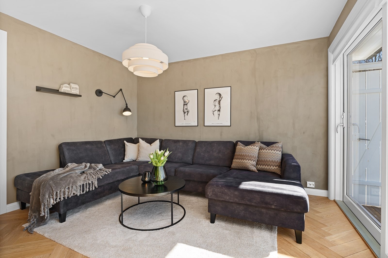 Videre inn finner du en ekstra stue som ble pusset opp i 2022. Det er lagt nytt fiskebeinsparkett på gulv, samt at overflatene er sparklet og malt. Stor skyvedør tar deg direkte ut til terrassen med den flotte utsikten. Galleribilde