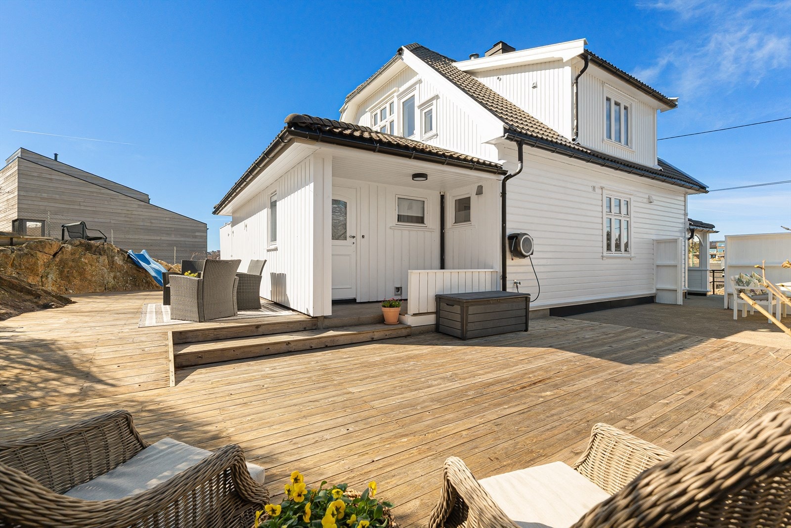 På denne siden har du morgensolen og plass til flere soner for møblering mm. Du har også en praktisk grovinngang herfra hvor du kommer direkte inn på vaskerommet. Galleribilde