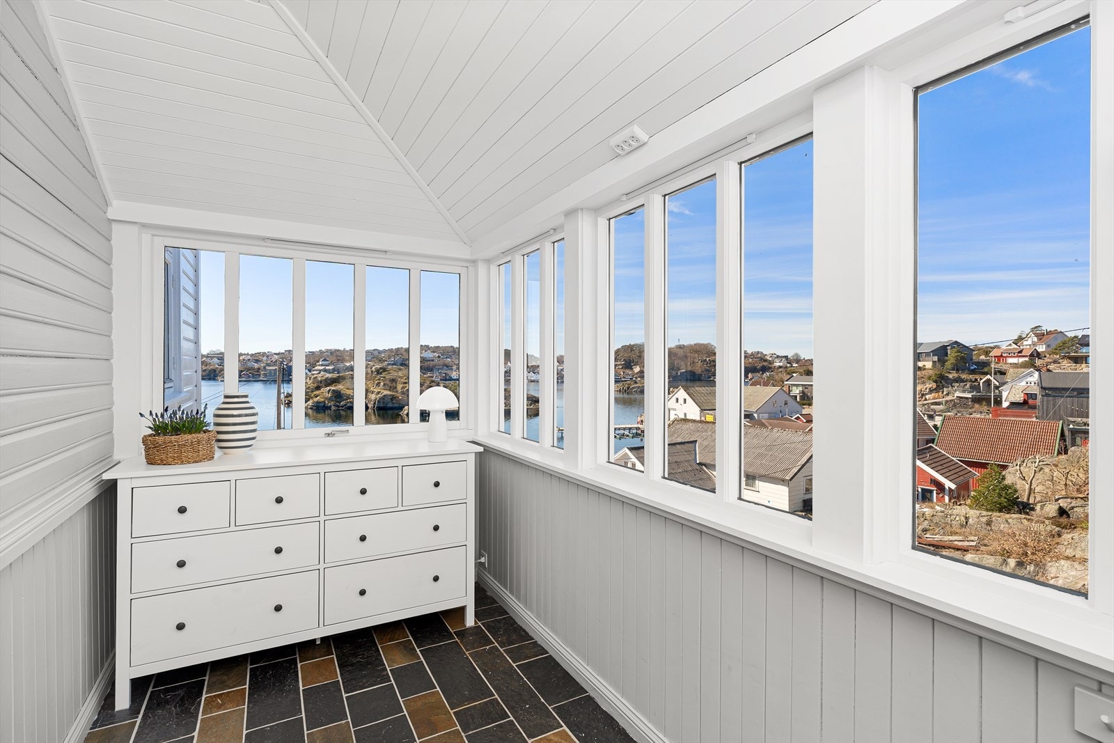 Velkommen inn! I vindfanget er det flere vindusflater som møter deg idet du kommer inn. Uavhengig av vær er det fint å kikke ut herfra! Galleribilde