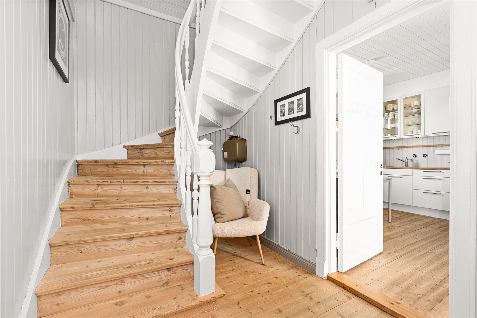 I boligens 1.etg. finner du følgende rom: vindfang, mellomgang/trapperom, kjøkken, stue/spisestue, ekstra stue, vaskerom med grovinngang, samt bad. Galleribilde