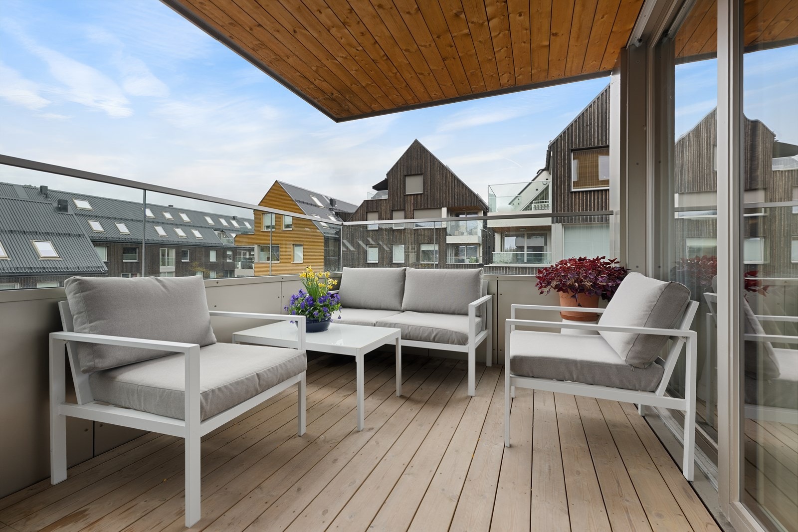 Utgang fra stuen til romslig balkong Galleribilde