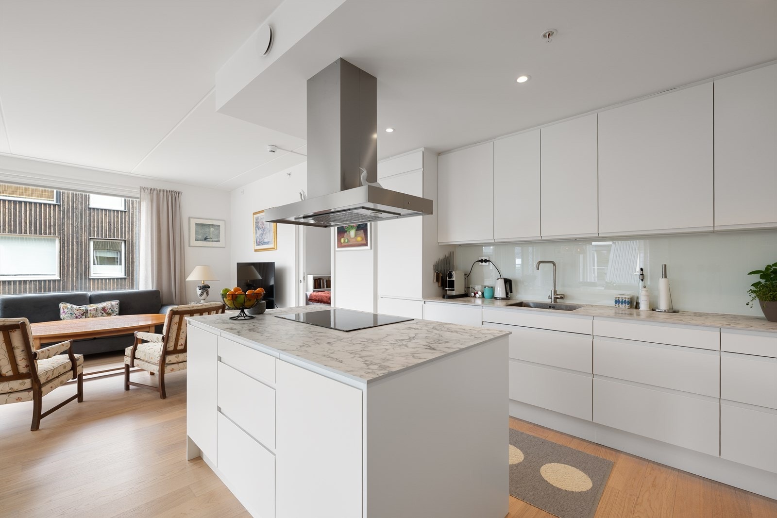 Det er utstyrt med integrert komfyr, bred induksjonstopp, oppvaskmaskin og kjøl/frys Galleribilde