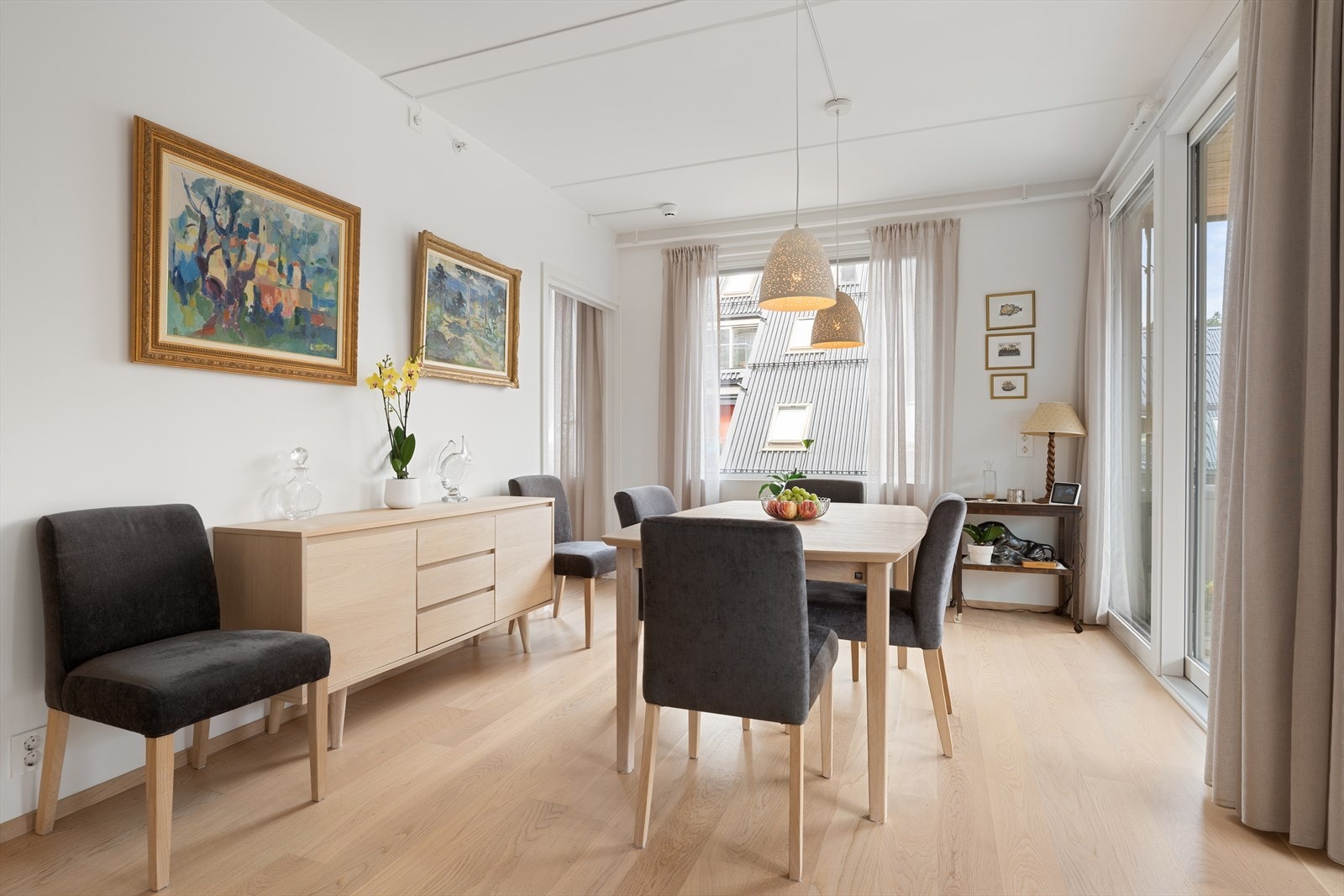 Rommet har en åpen og sosial planløsning med god plass til både sofagruppe og spisebord Galleribilde