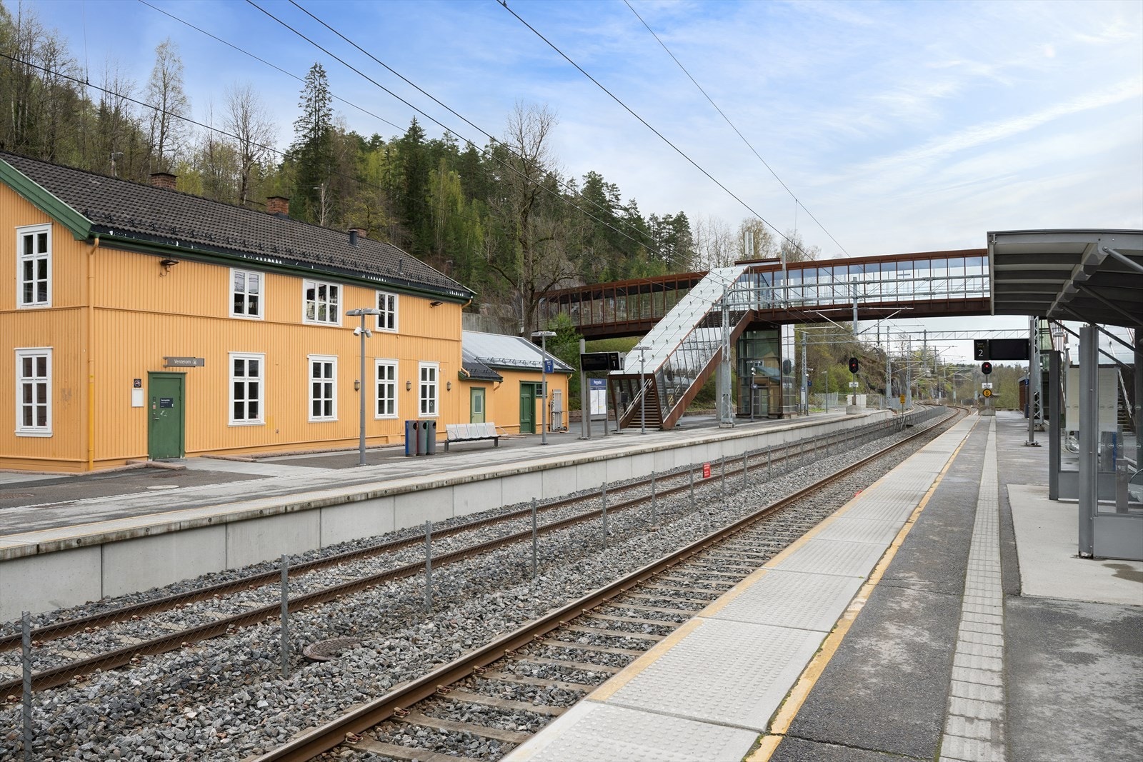 Tog og buss kun få minutters gange unna gir enkel pendling til Oslo, Asker og Drammen Galleribilde