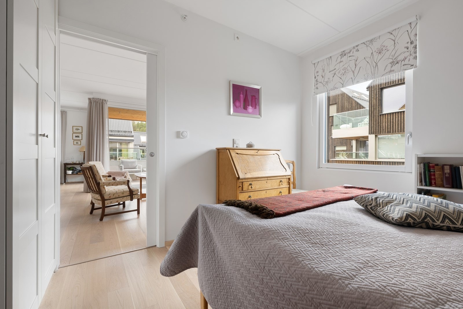 Hovedsoverommet har direkte tilgang til eget bad og et omkledningsrom - en luksuriøs og praktisk løsning Galleribilde