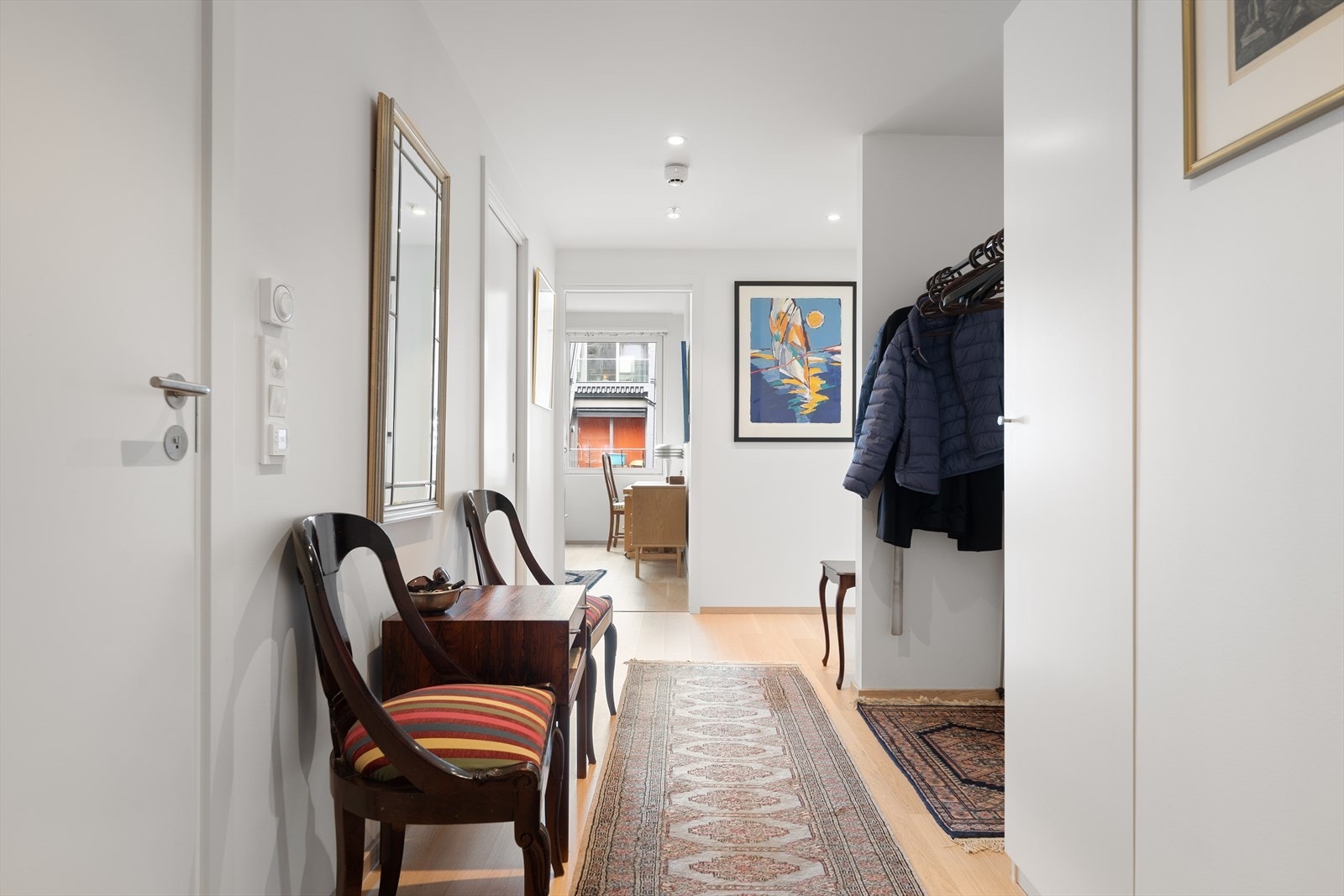 Velkommen inn til en lys og innbydende entré med god plass til oppbevaring av sko og yttertøy. Galleribilde