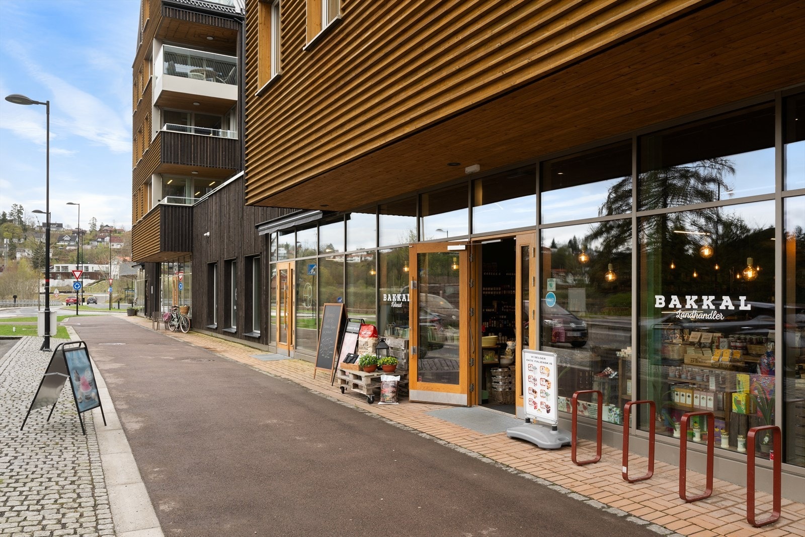 Et område i utvikling med et hyggelig torg, grønne lunger, butikker, kafé, bibliotek, apotek og Kiwi som nås tørrskodd Galleribilde