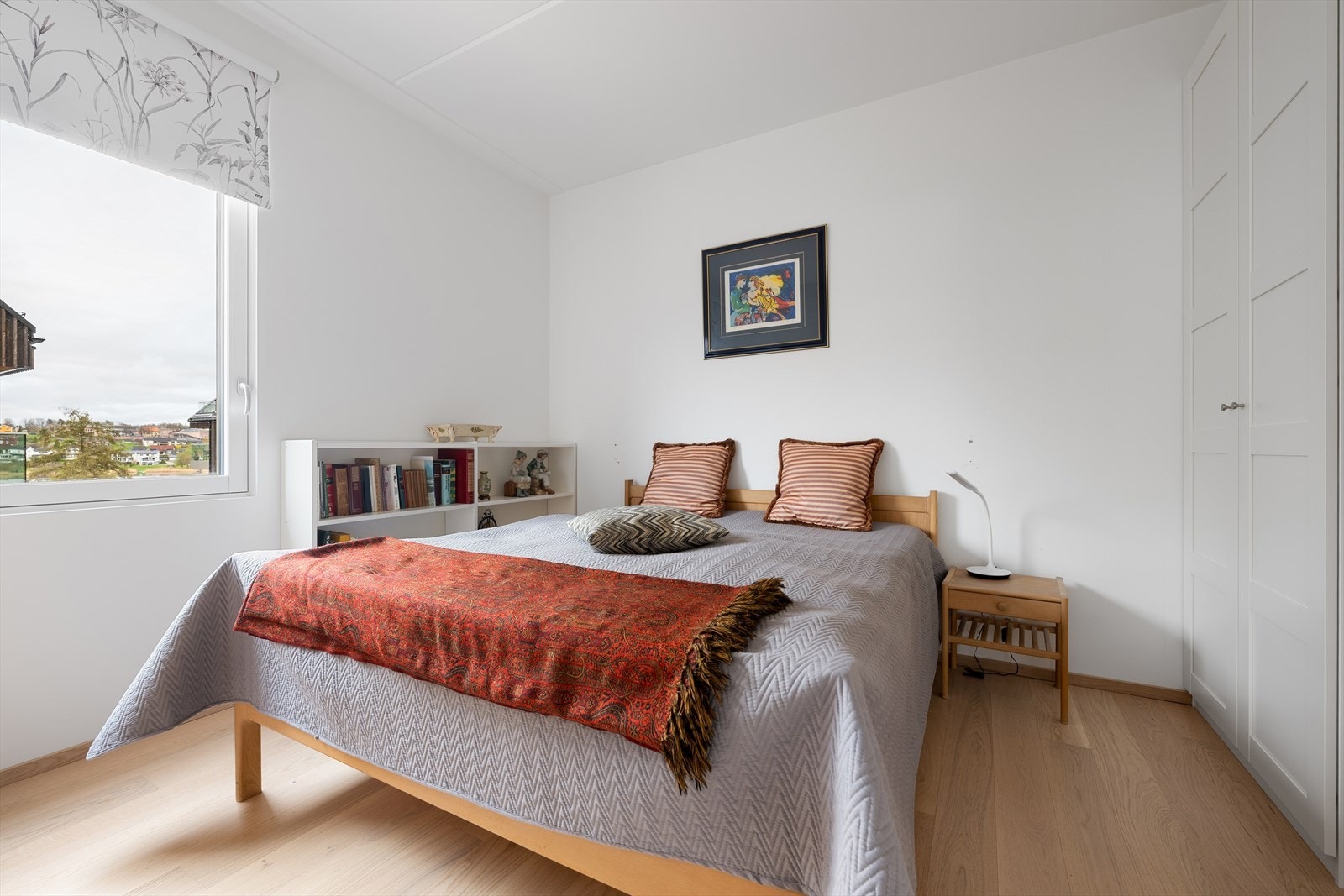 Leiligheten har tre gode soverom med fleksible bruksområder Galleribilde