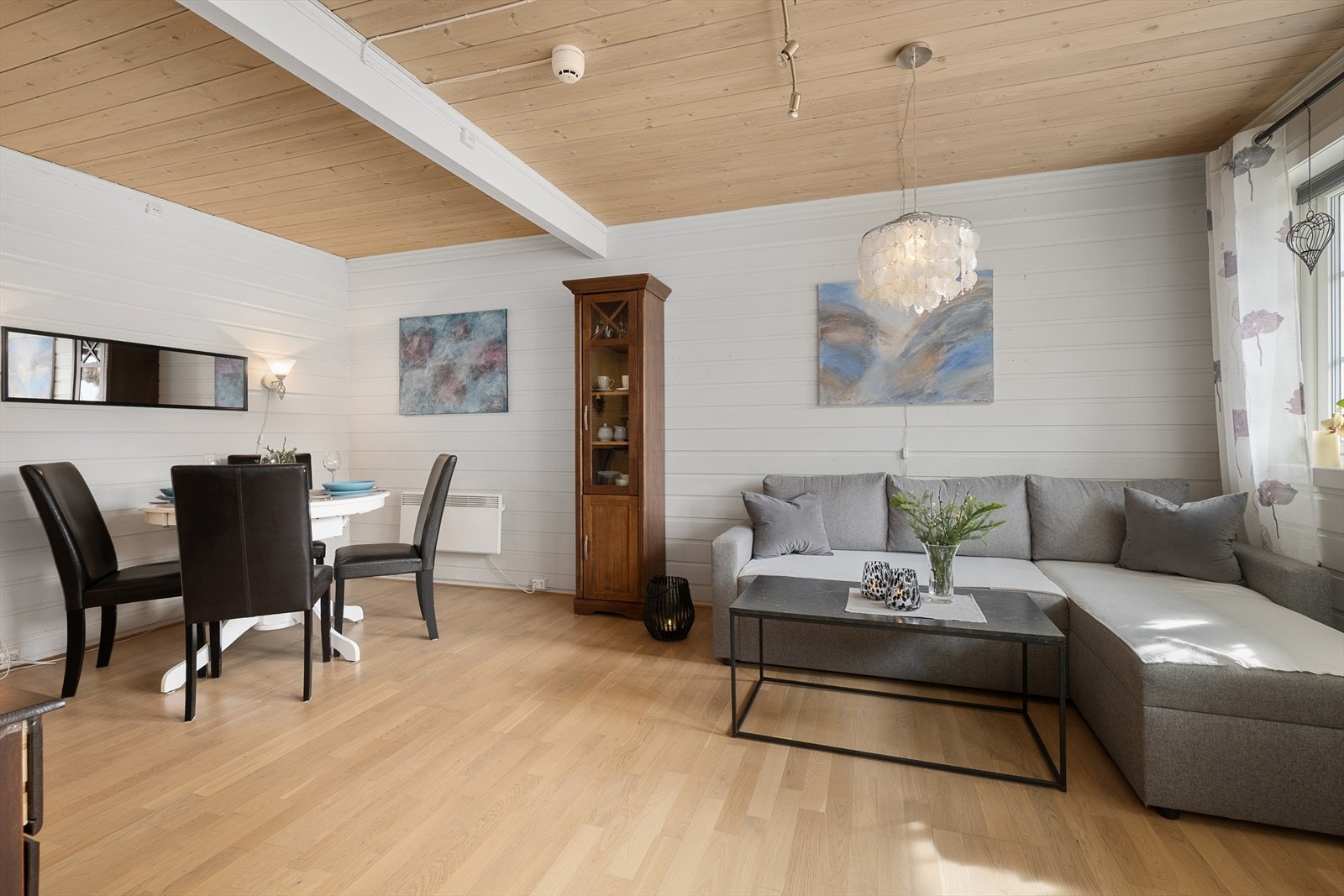 I stuen er det plass til en romslig sofagruppe og spisestue. Galleribilde