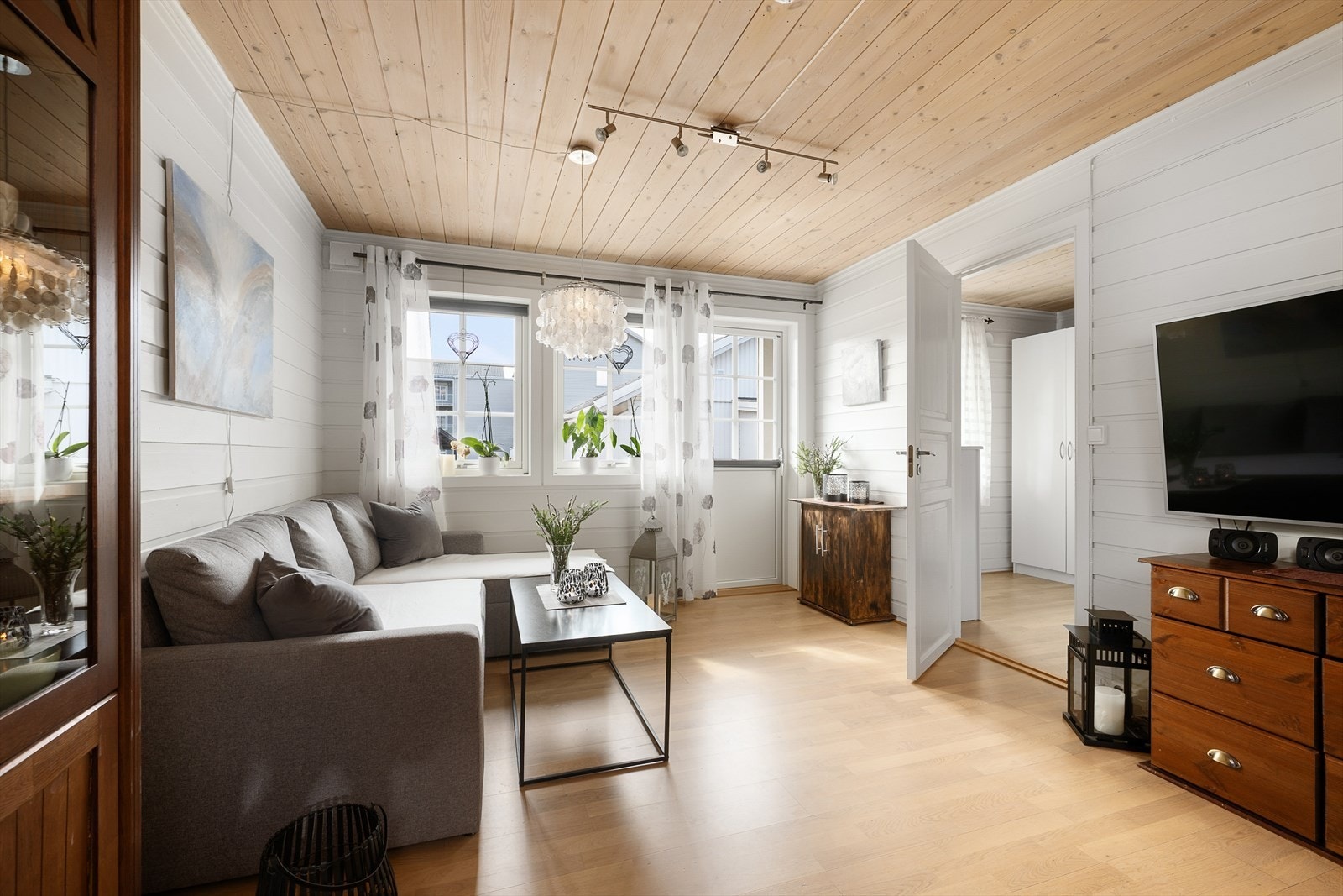 Stue med inngang til soverom, samt utgang til terrassen Galleribilde