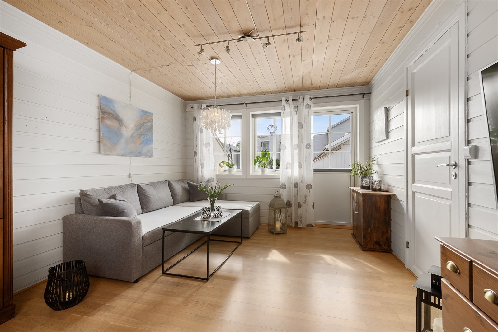 Leiligheten ligger på bakkeplan med utgang til egen terrasse. Galleribilde