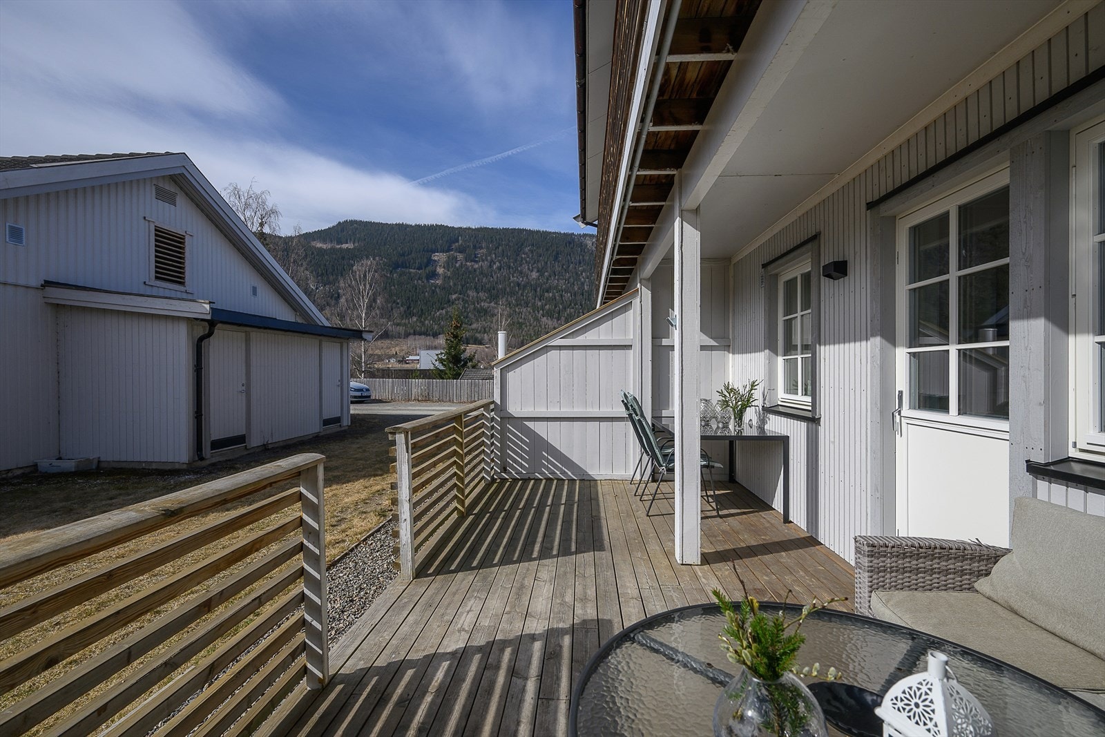 Leiligheten har en delvis takoverbygget terrasse på bakkeplan Galleribilde