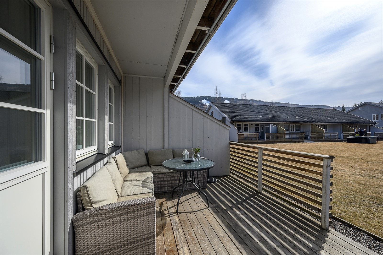 Fra stuen er det utgang til terrasse. Galleribilde