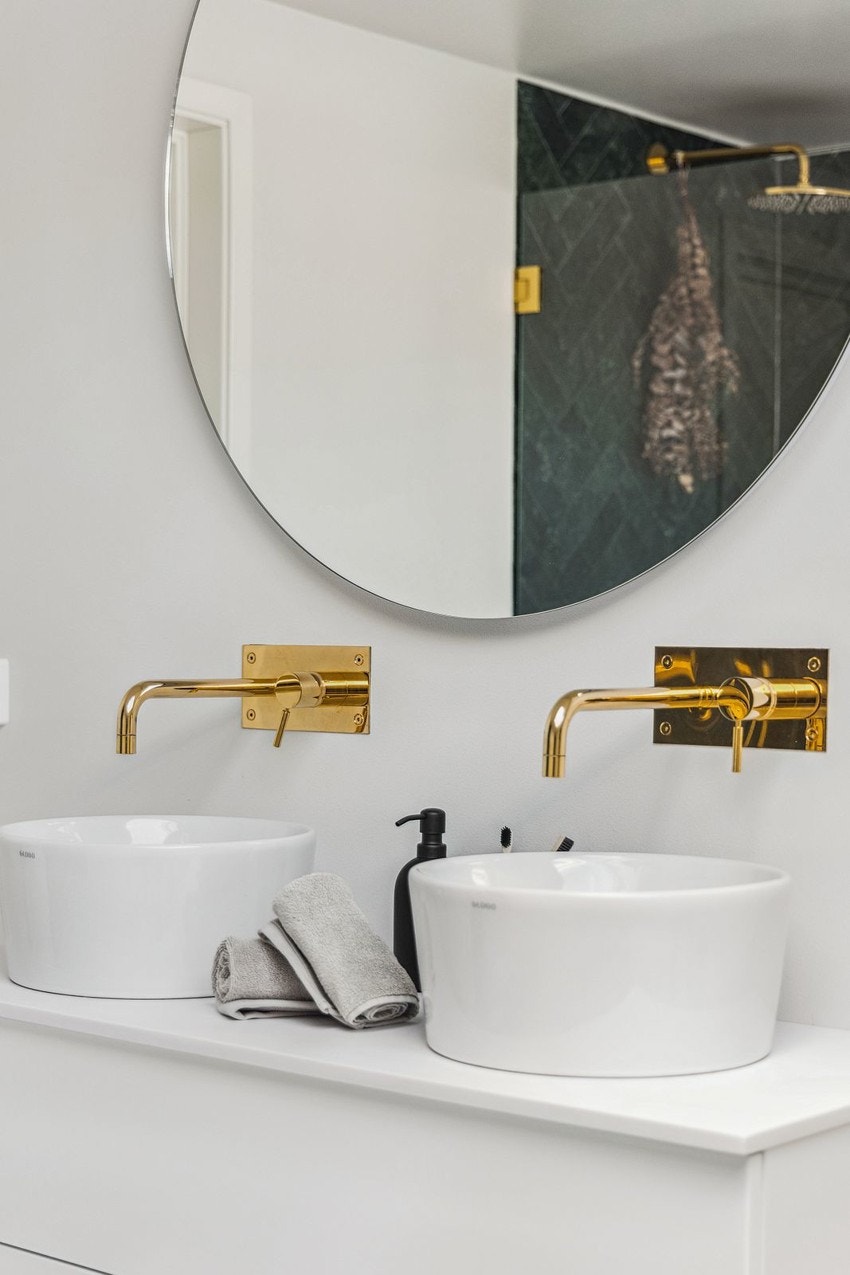 Servantinnredning med to kuleservanter i steinmateriale Galleribilde