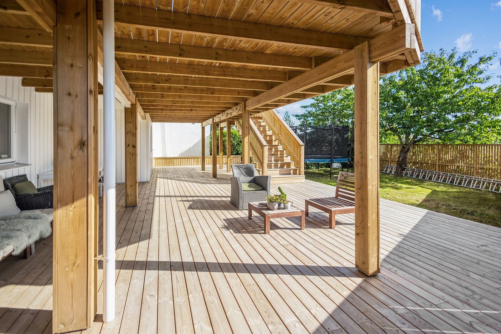 Stor markterrasse på 85 m² med videre tilgang til hagen Galleribilde