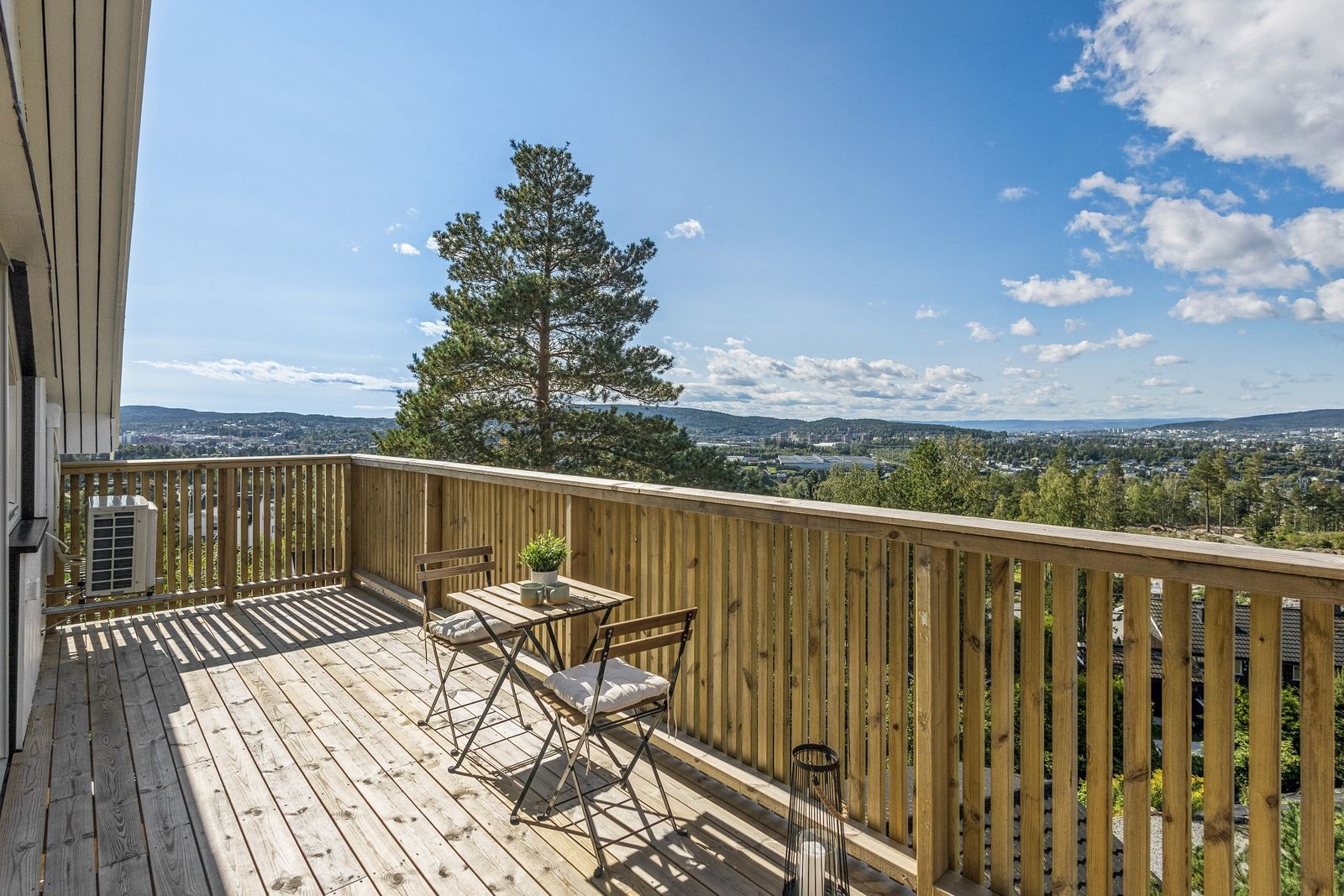 Huset har en barnevennlig beliggenhet innerst i blindvei, på solrik tomt i åssiden over Fjellhamar Galleribilde