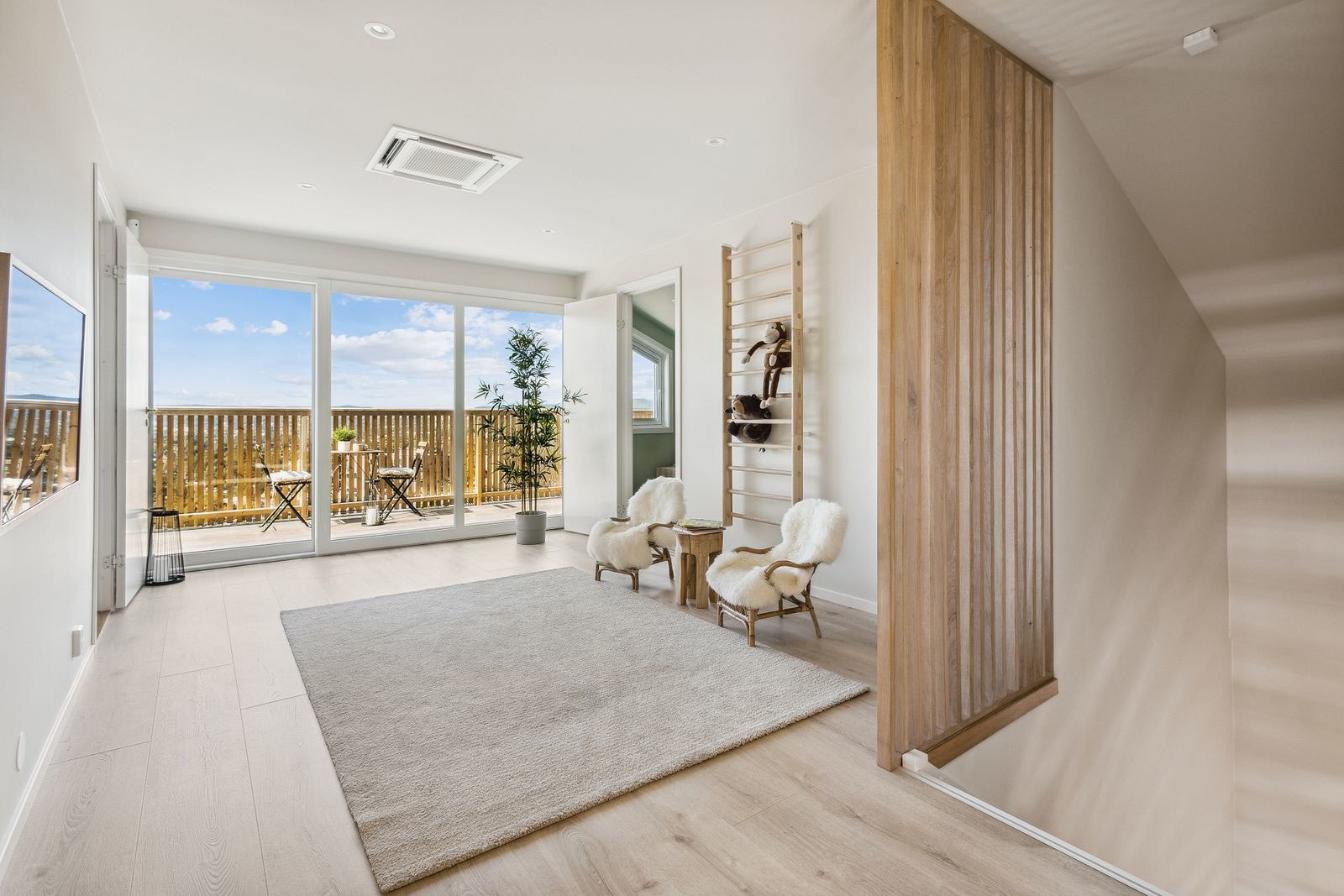 Lys og trivelig stue med heldekkende vindusflater Galleribilde