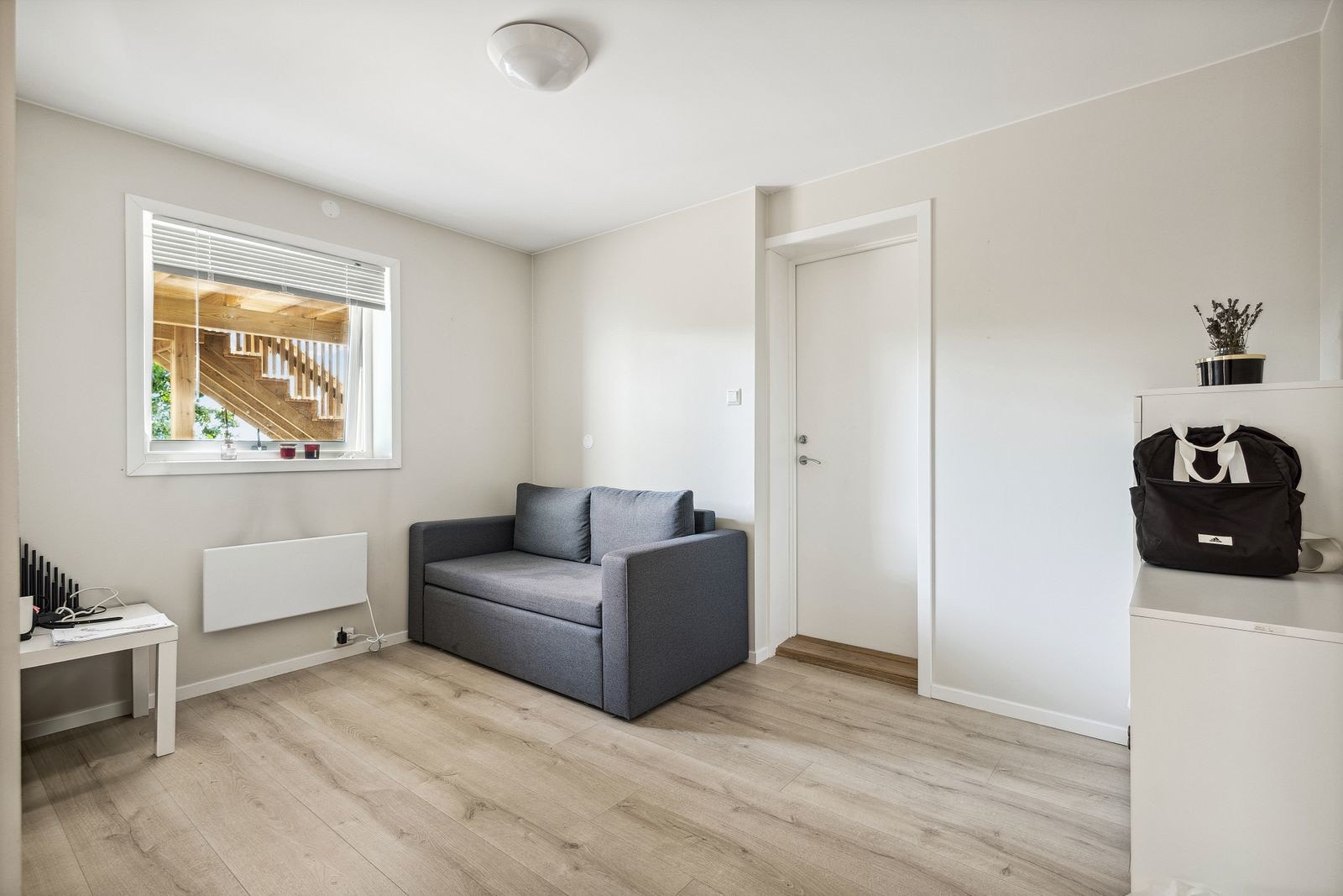 Egen inngang til underetasje, hvor selger leier ut for kr. 26 000,- pr mnd Galleribilde