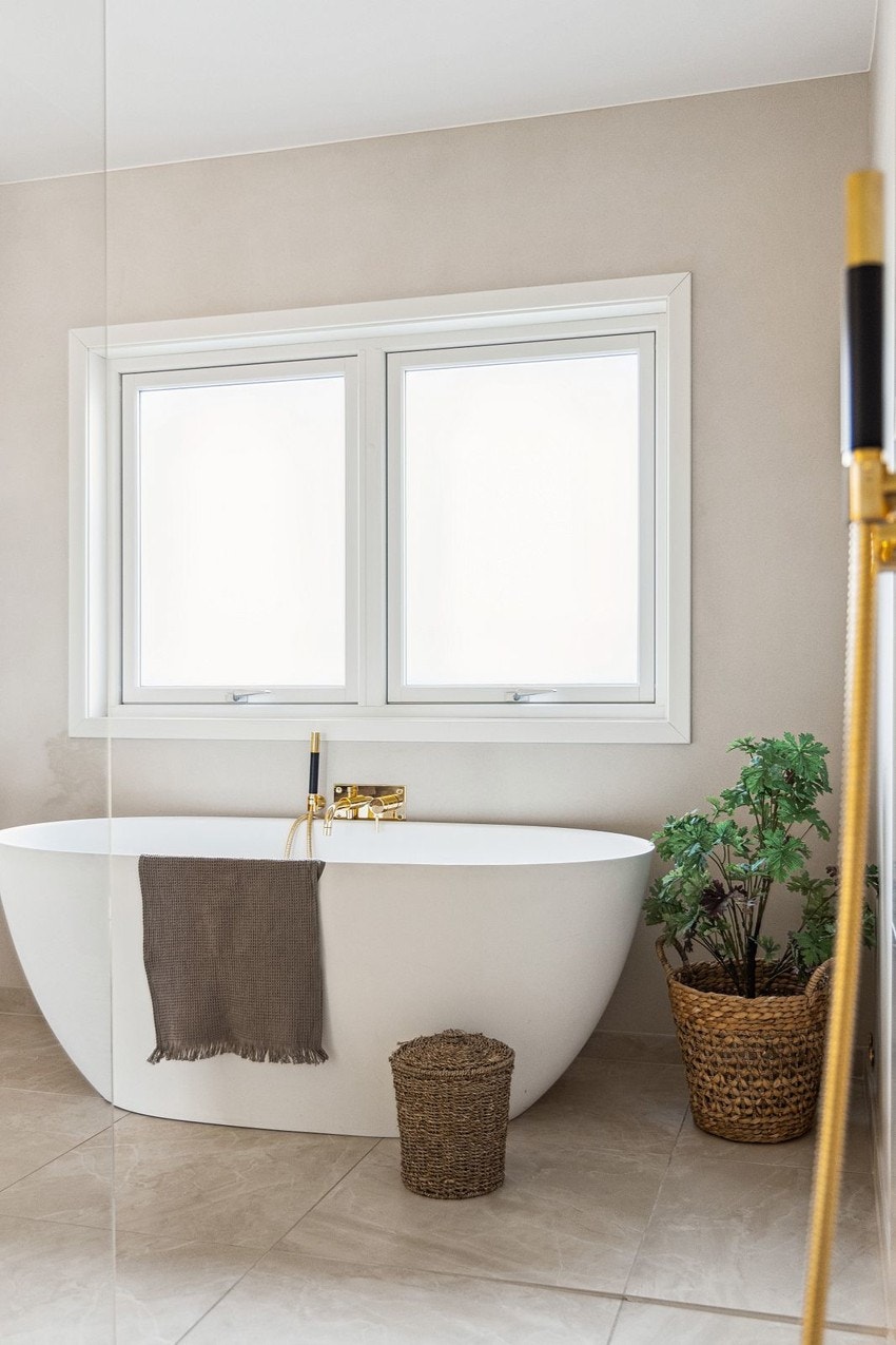 Romslig bad med plass til dobbeldusj og badekar Galleribilde