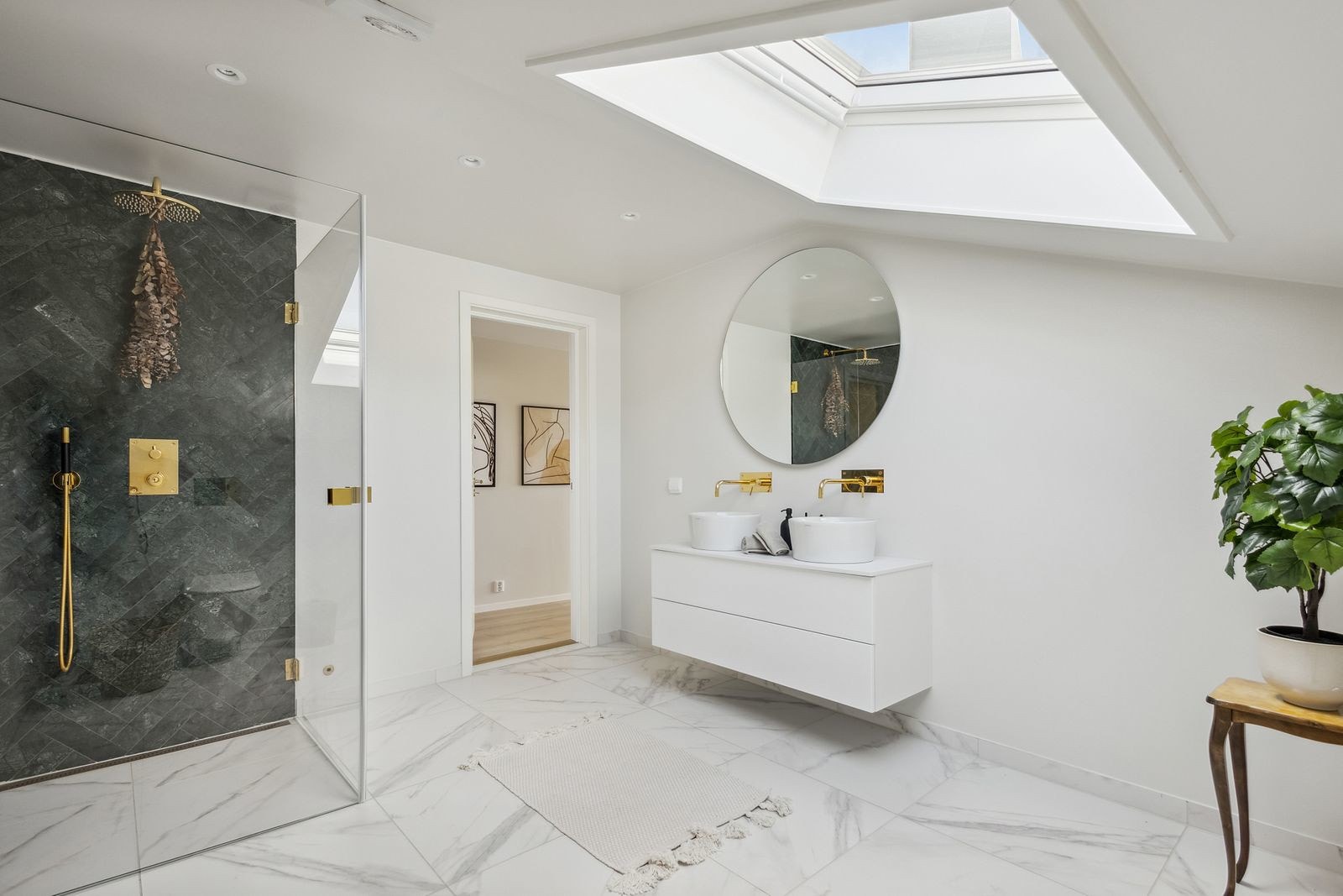 Badet i 2. etasje er også meget innbydende og romslig Galleribilde