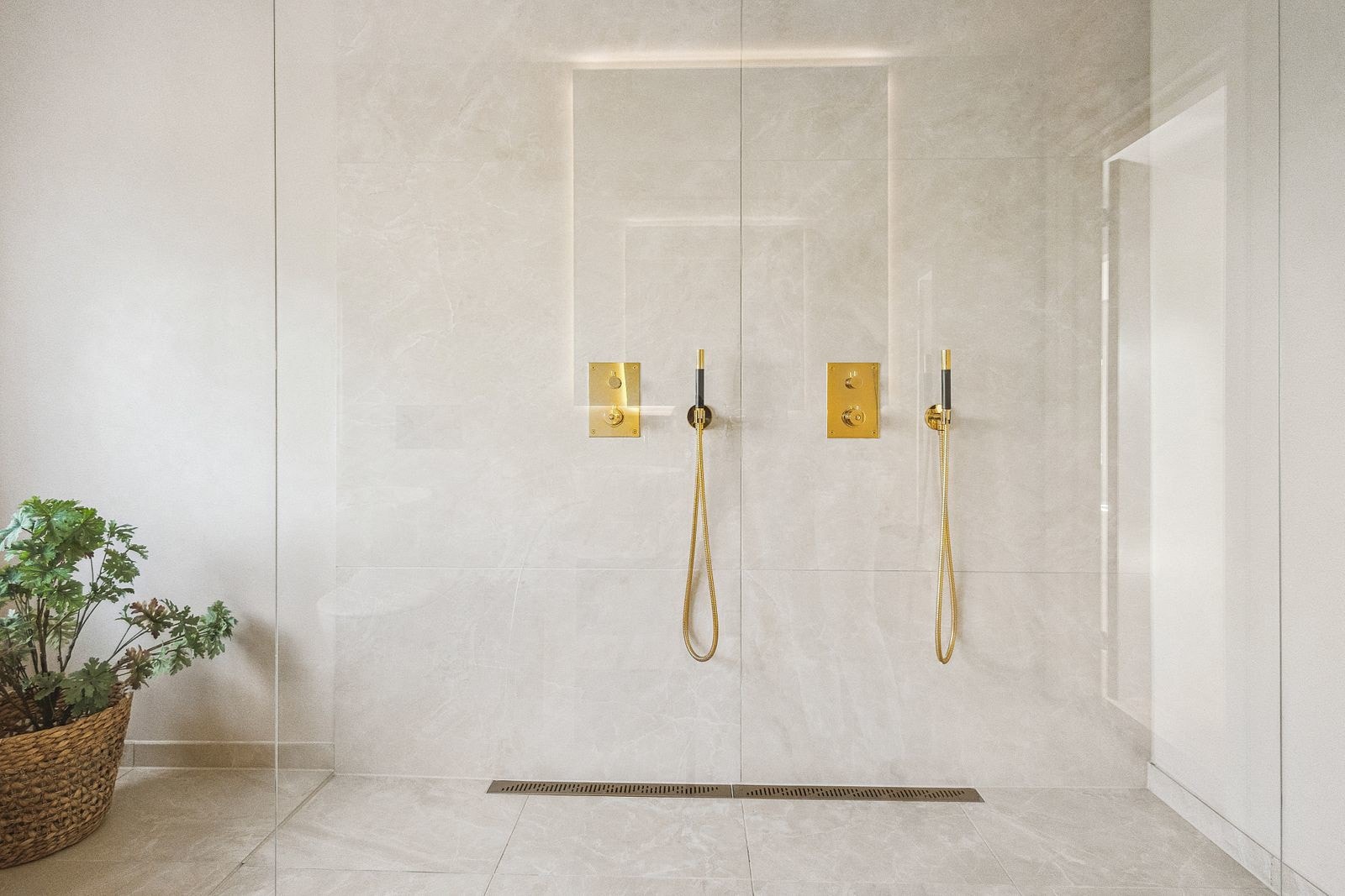 Badet er utstyrt med dusjnisje med glassvegg og doble regnfalldusjer Galleribilde