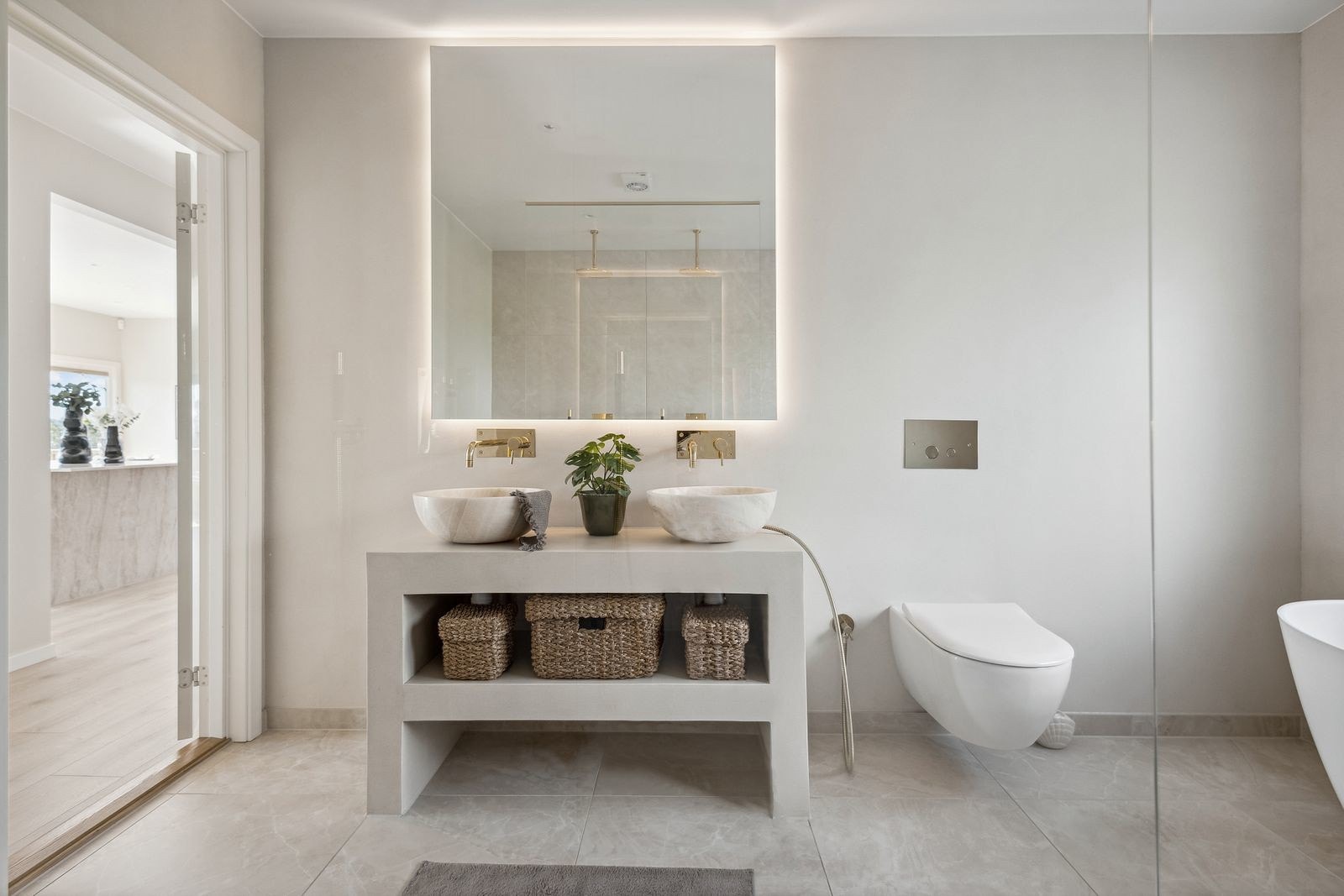 Vegghengt wc med sidemontert spyledusj Galleribilde