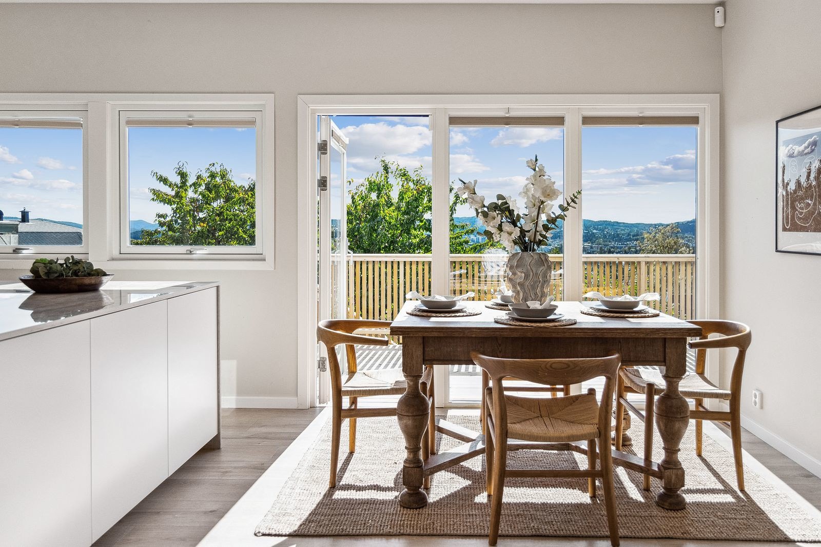 Boligen har flere solrike uteplasser hvor man kan nyte godt med sol og fantastisk utsikt Galleribilde