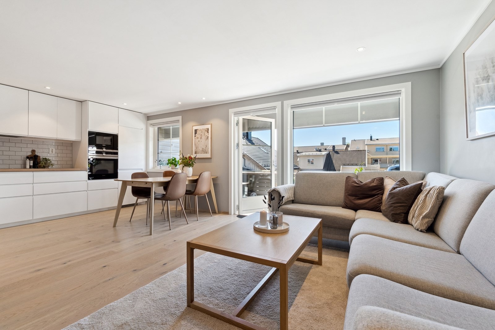 Leiligheten har en moderne utforming med en åpen stue- og kjøkkenløsning - God plass for møblering i flere soner! Galleribilde