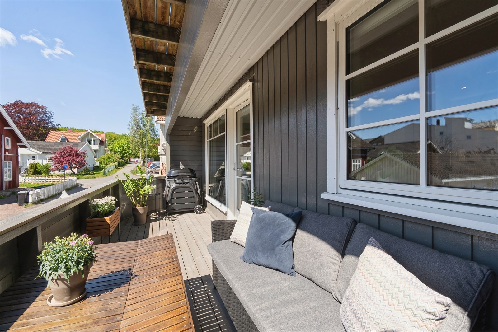 På balkongen er det supre solforhold - her er det plass for grill og annet utstyr for hyggelige sammenkomster! Galleribilde