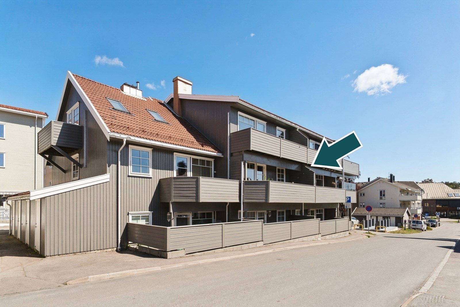 Leiligheten ligger i 2.etg. med gangavstand til Stokke sentrum - Alle vinduer og terrassedører skiftet i regi av borettslaget i 2025 Galleribilde