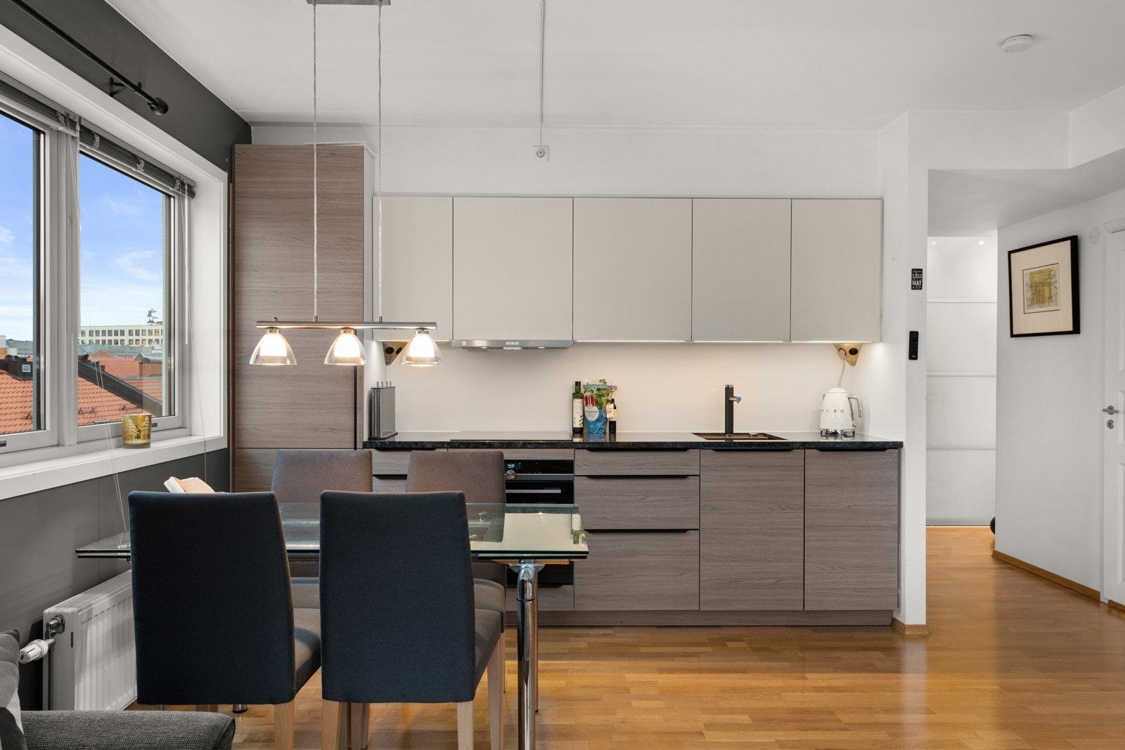 Kjøkken med god plass til spisebord. Galleribilde