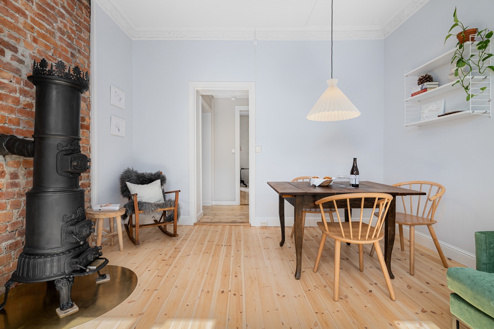 Store vindusflater slipper inn rikelig med naturlig lys. I kombinasjon med generøs takhøyde på opptil 2,98 m oppleves stuen som lys og luftig. Galleribilde