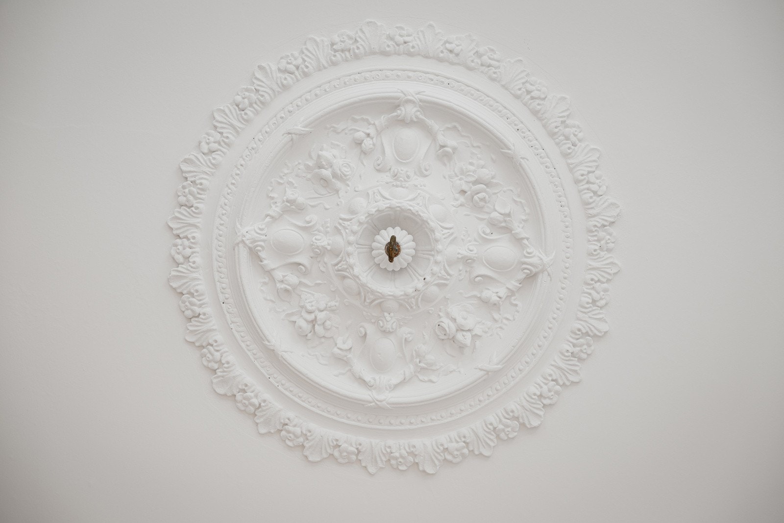 Klassiske detaljer som teglstein, rosett og stukkatur gir leiligheten et sjarmerende preg. Galleribilde