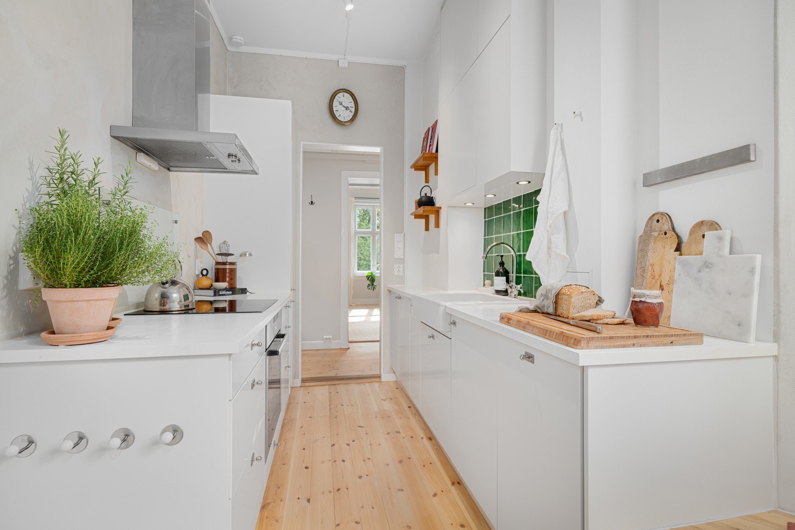 Kjøkkenet er videre utstyrt med integrerte hvitevarer bestående av platetopp, stekeovn, oppvaskmaskin og kjøleskap med fryser som følger med. Galleribilde