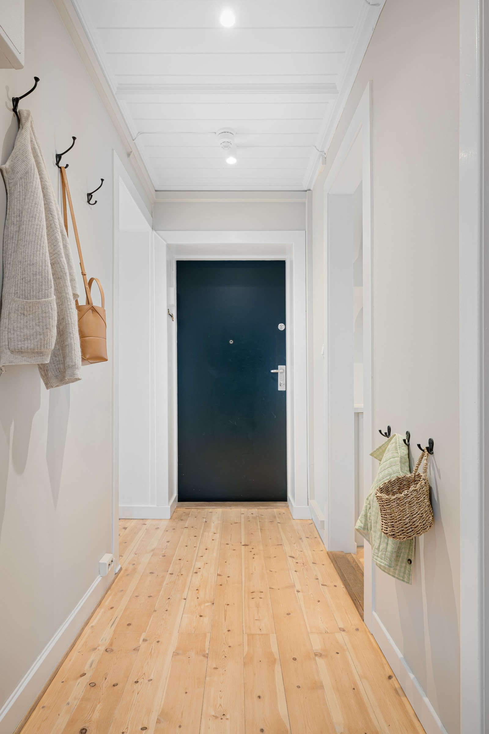 Når du kommer inn i leiligheten blir du møtt av en lys og romslig entré som gir et godt førsteinntrykk. Galleribilde